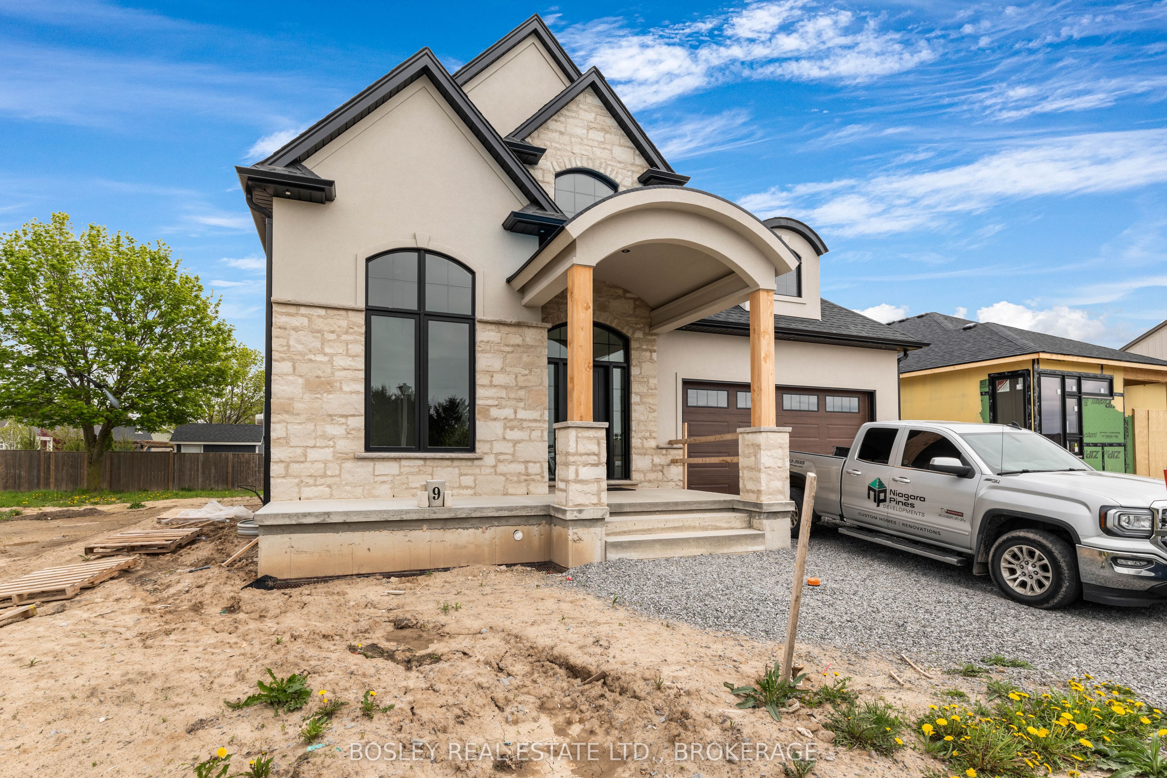 9 OAKLEY Drive Property Photo 1