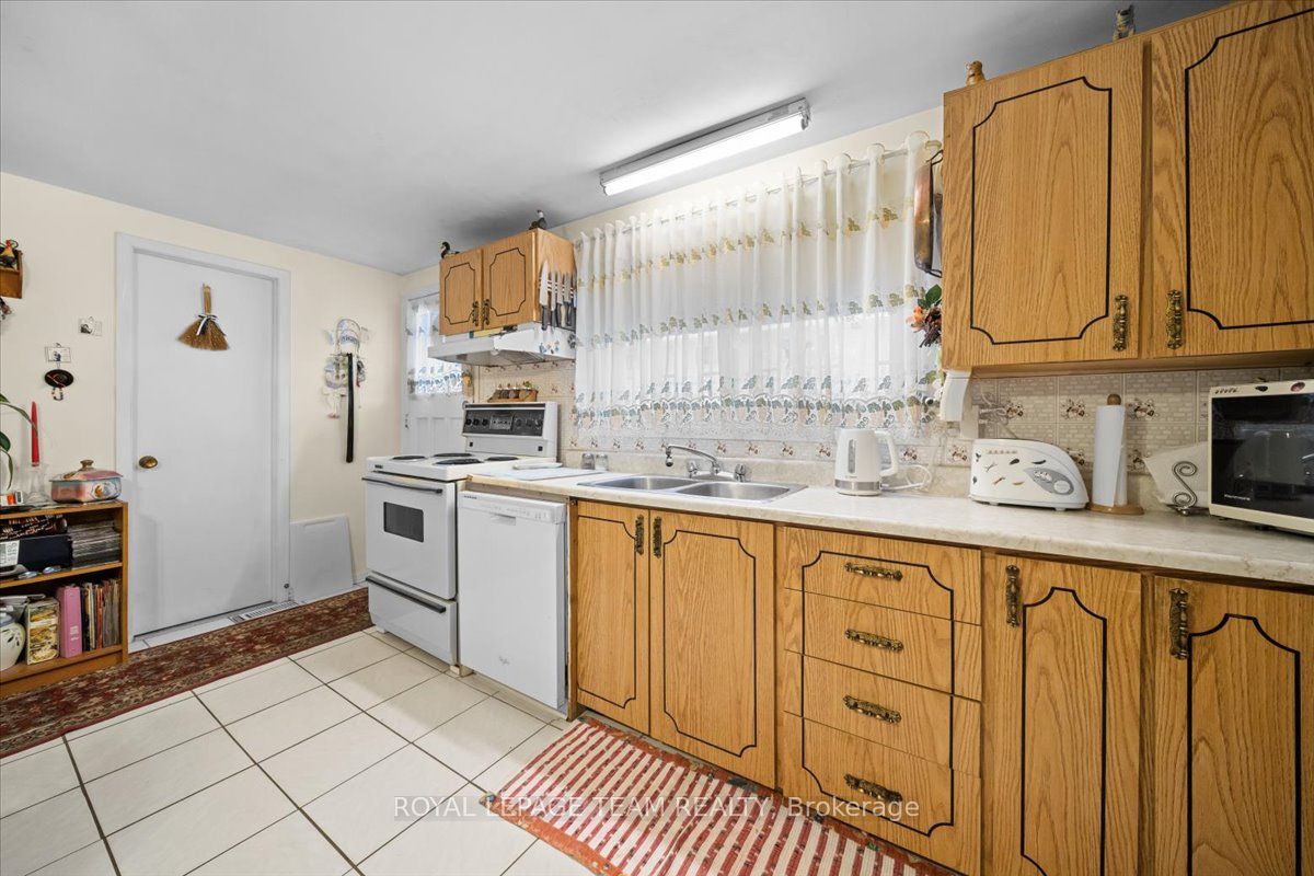 #40 - 1295 Ledbury Avenue Property Photo 34