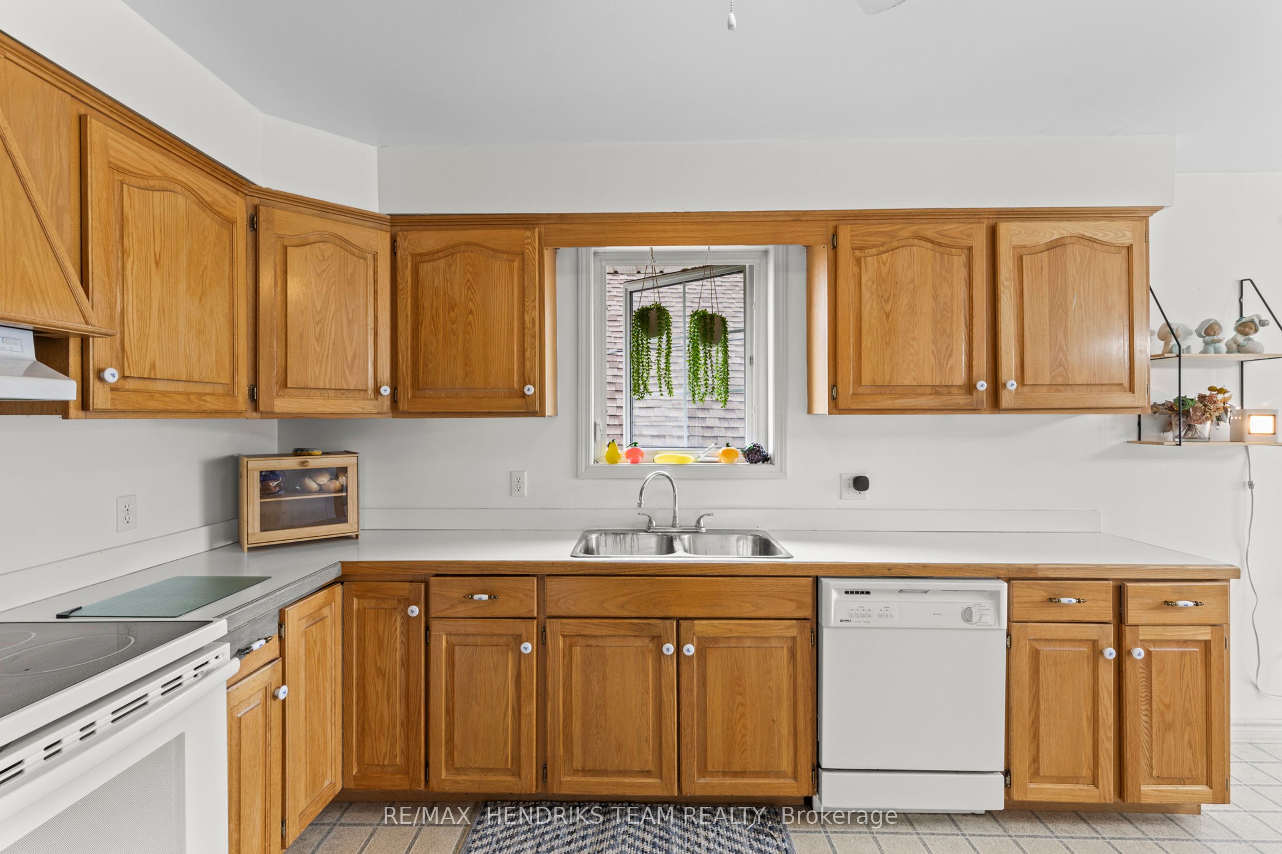 550 Albany Street Property Photo 14