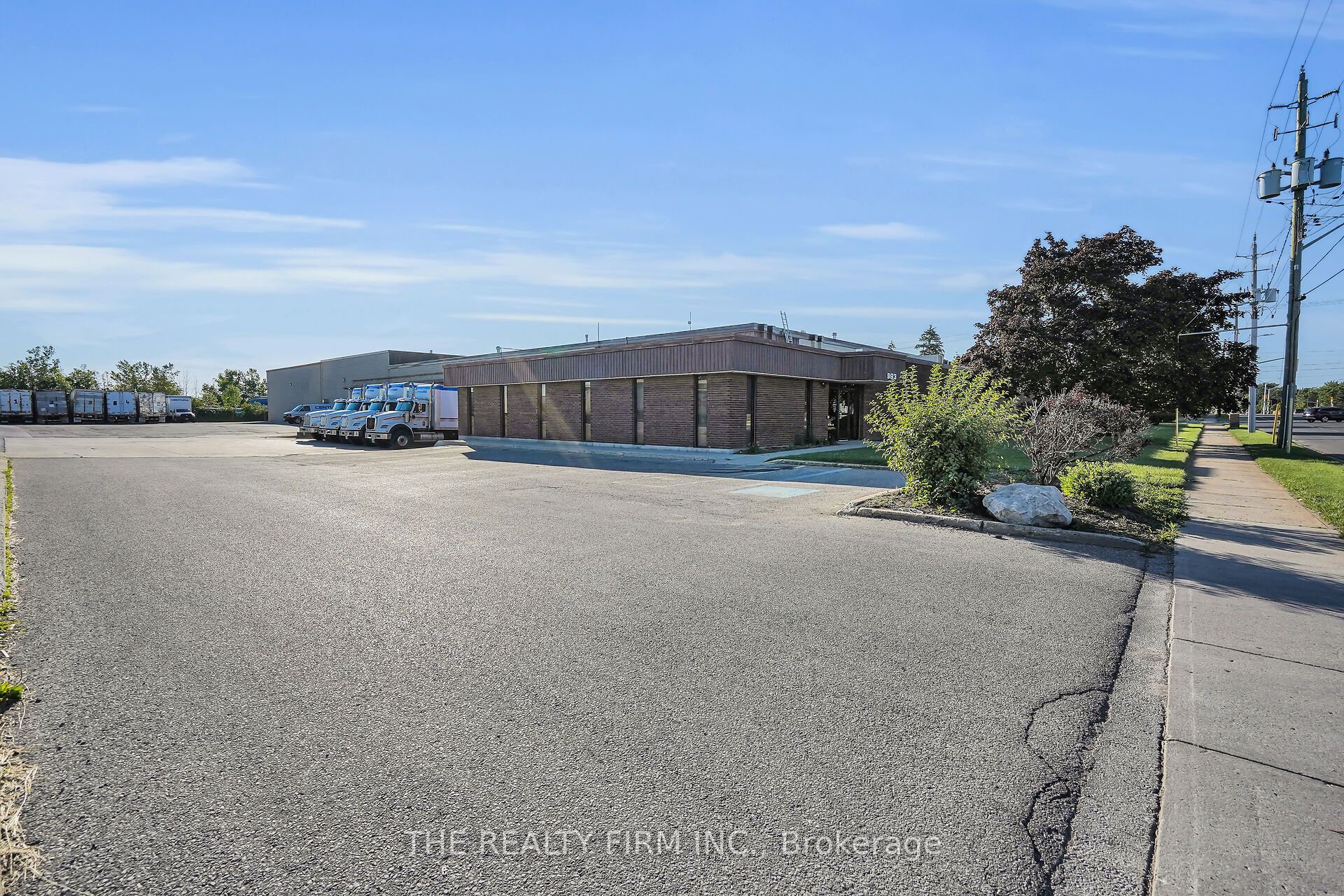 993 Adelaide Street Property Photo 4
