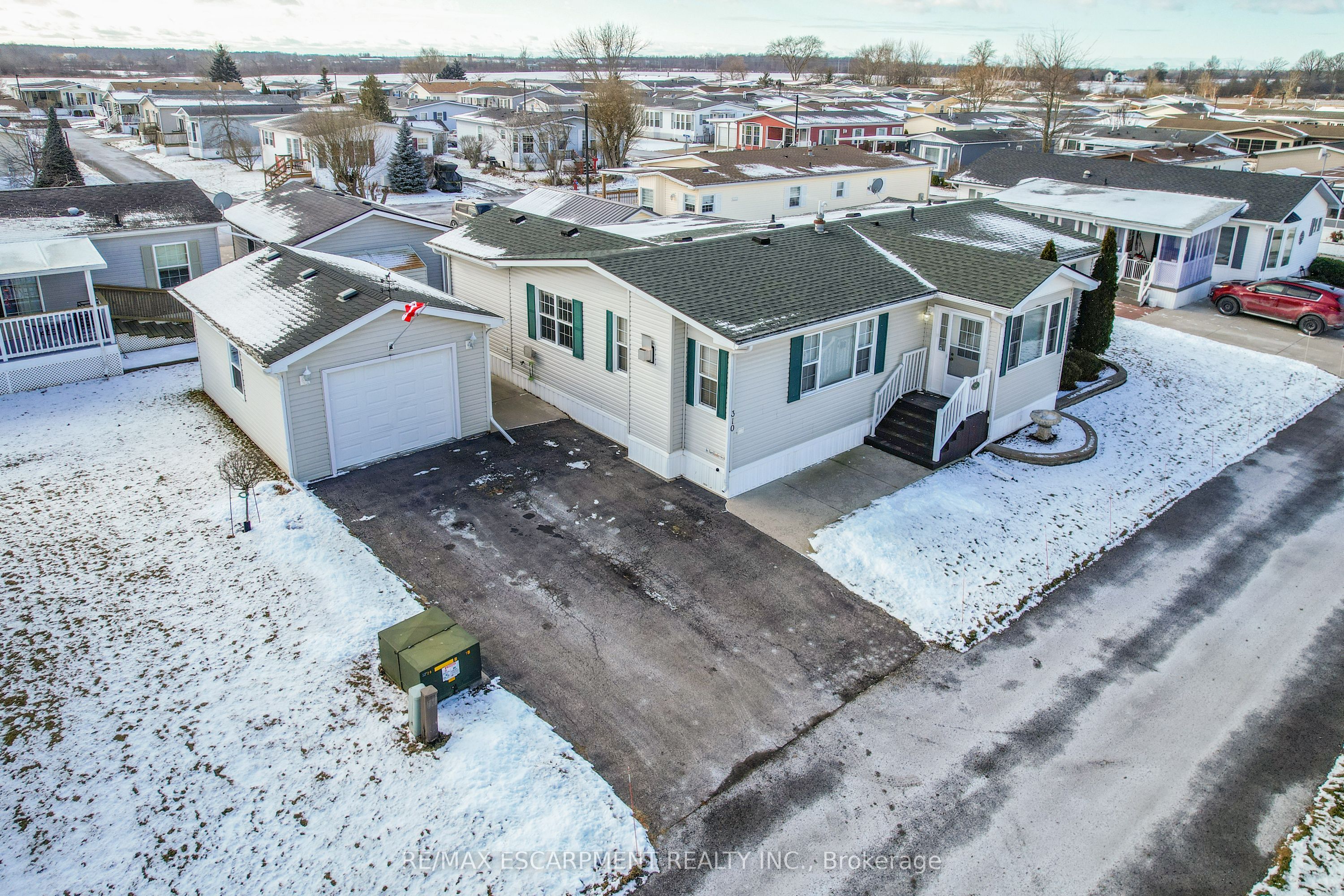 #310 - 3033 Townline Road Property Photo 2