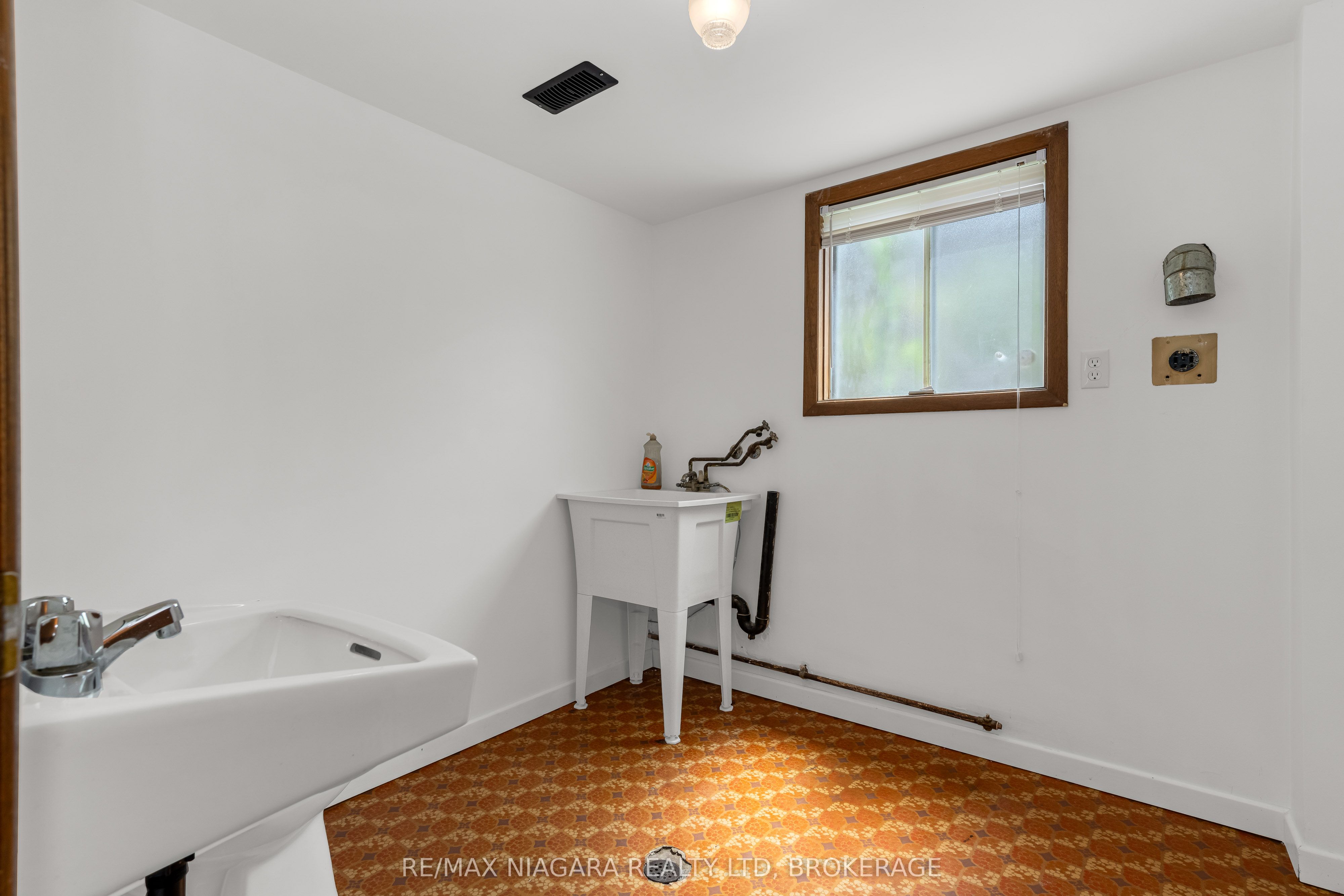 19 Colonial Street Property Photo 20