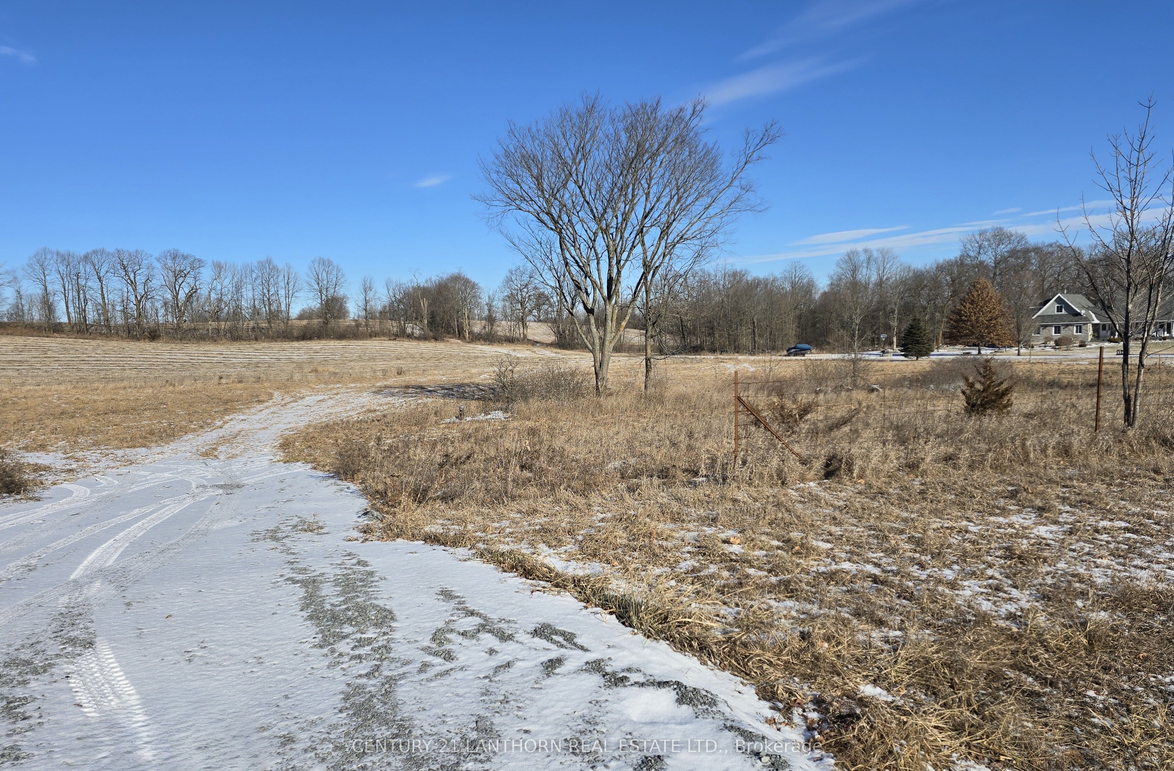 4272 Yarker Road Property Photo 9