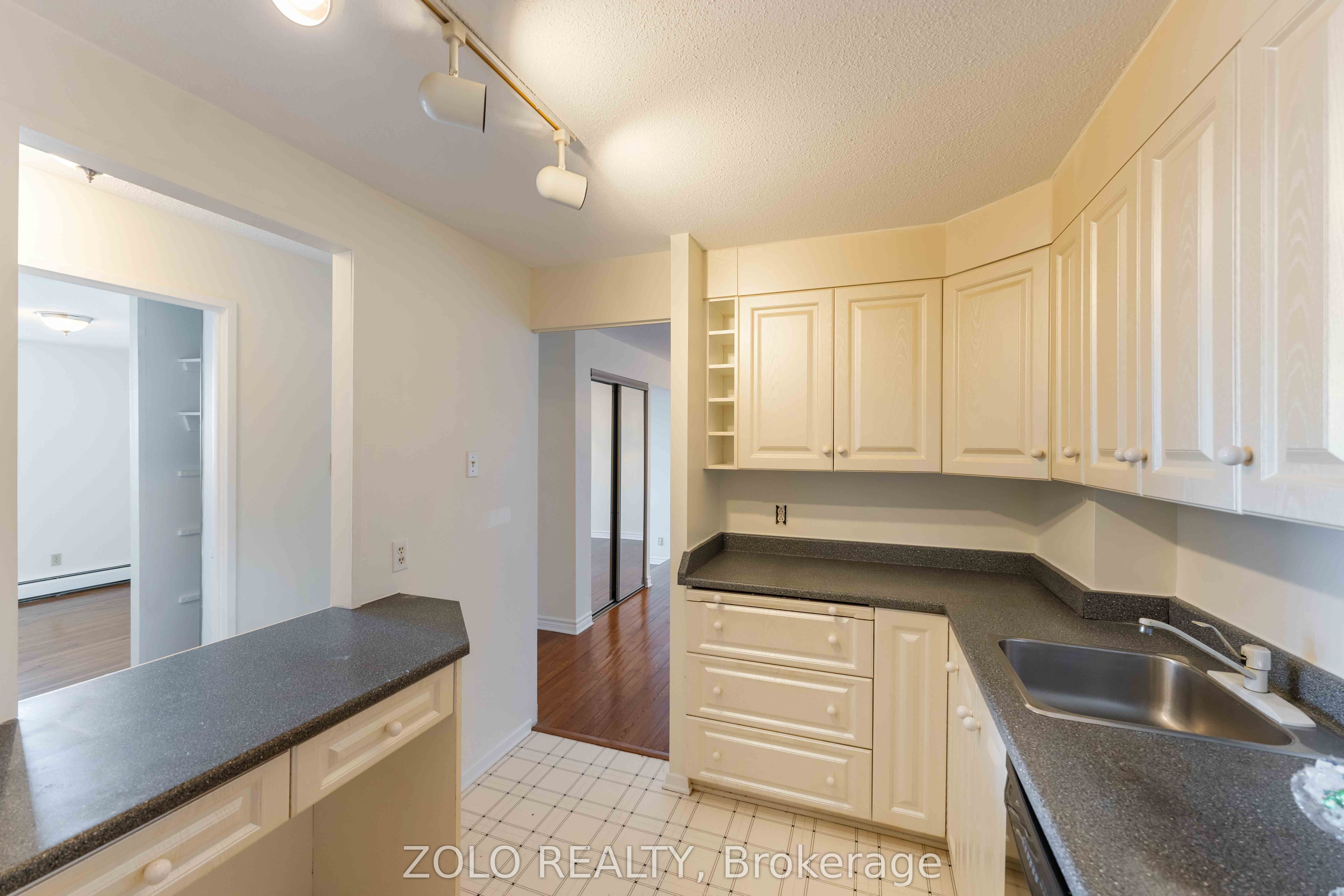 #201 - 415 Greenview Avenue Property Photo 6