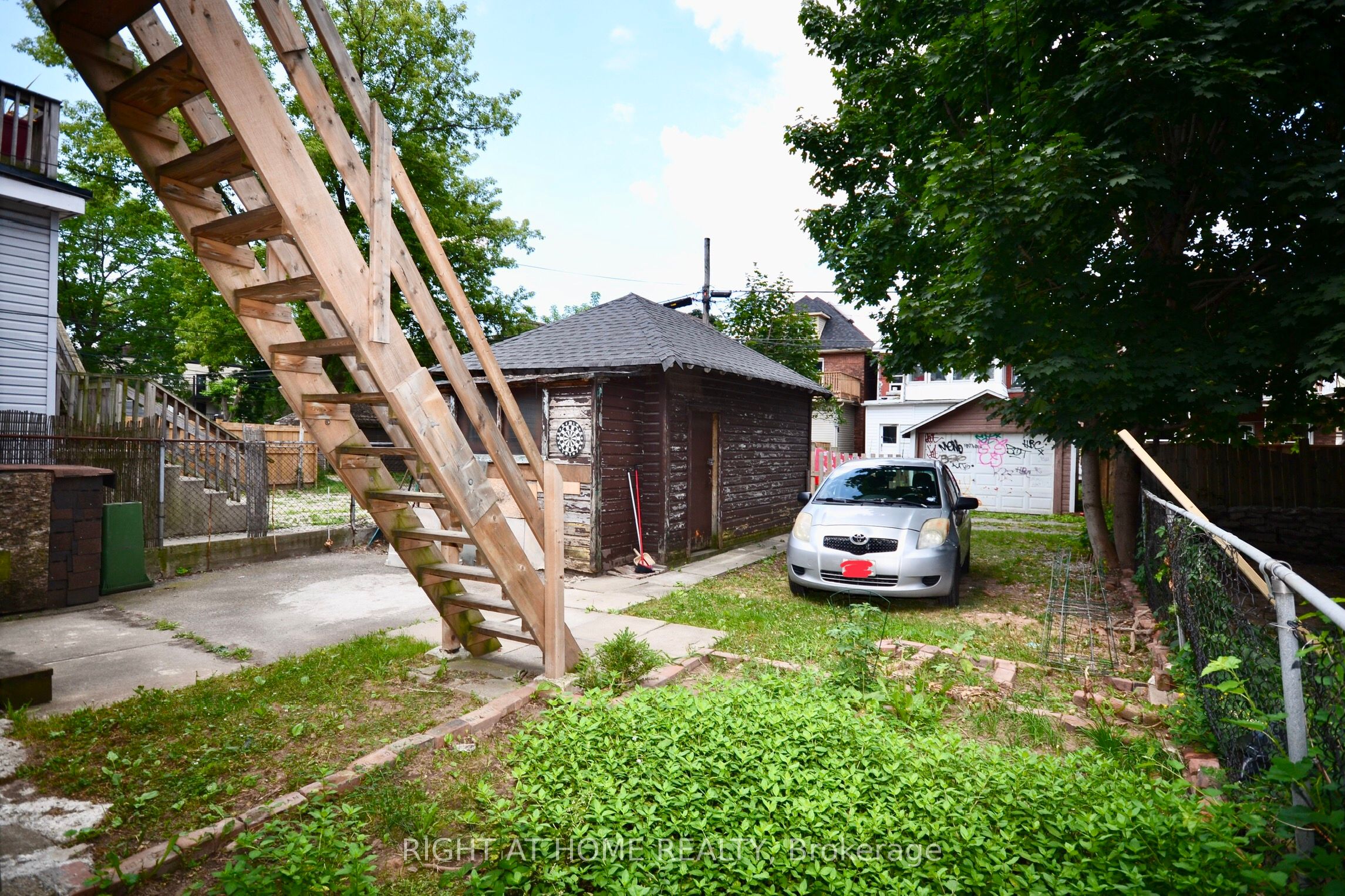 24 Spadina Avenue W Property Photo 5
