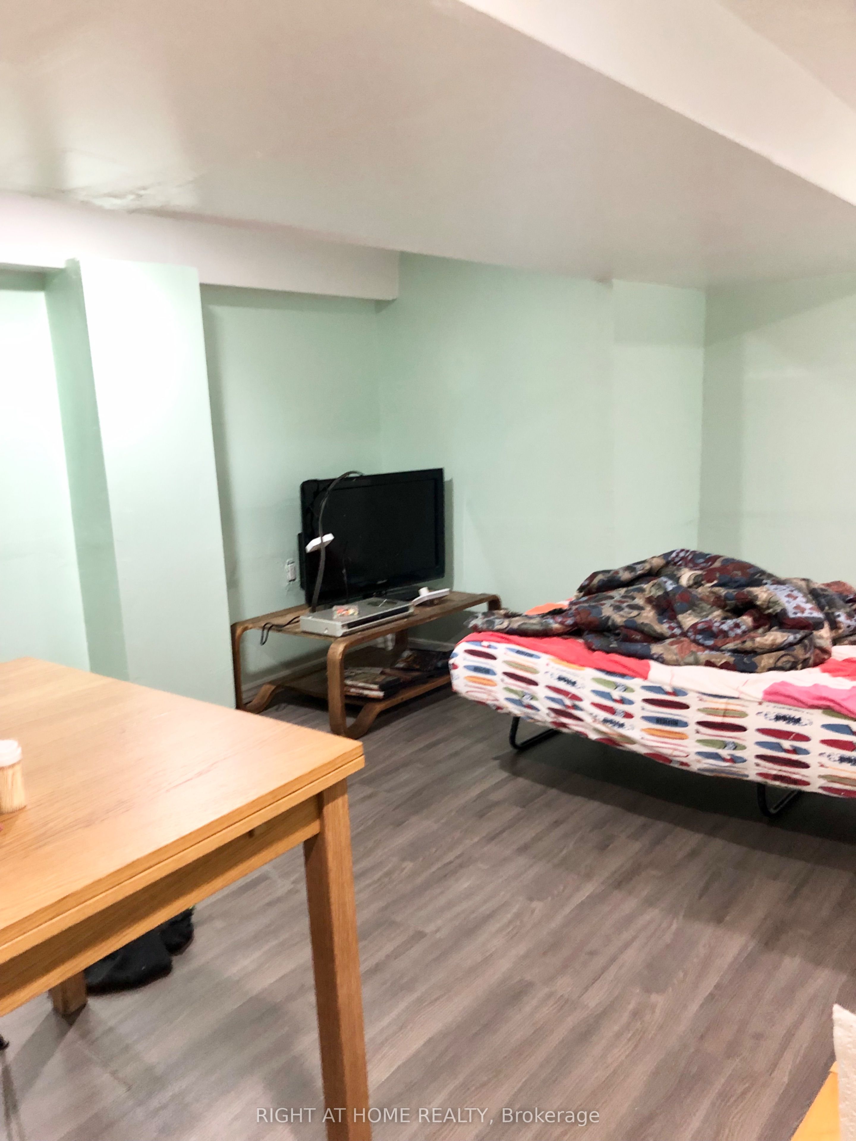 24 Spadina Avenue W Property Photo 6