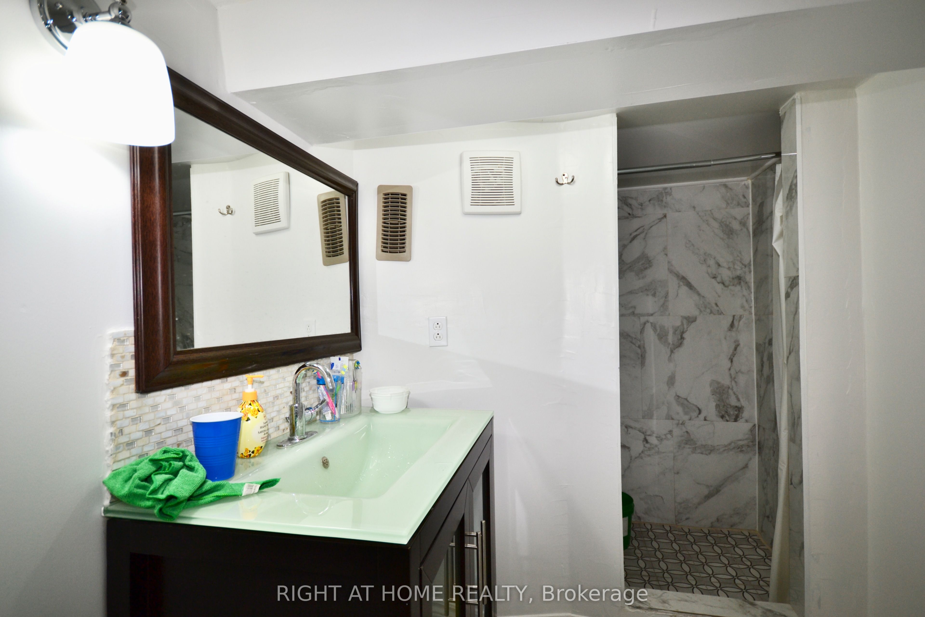 24 Spadina Avenue W Property Photo 7
