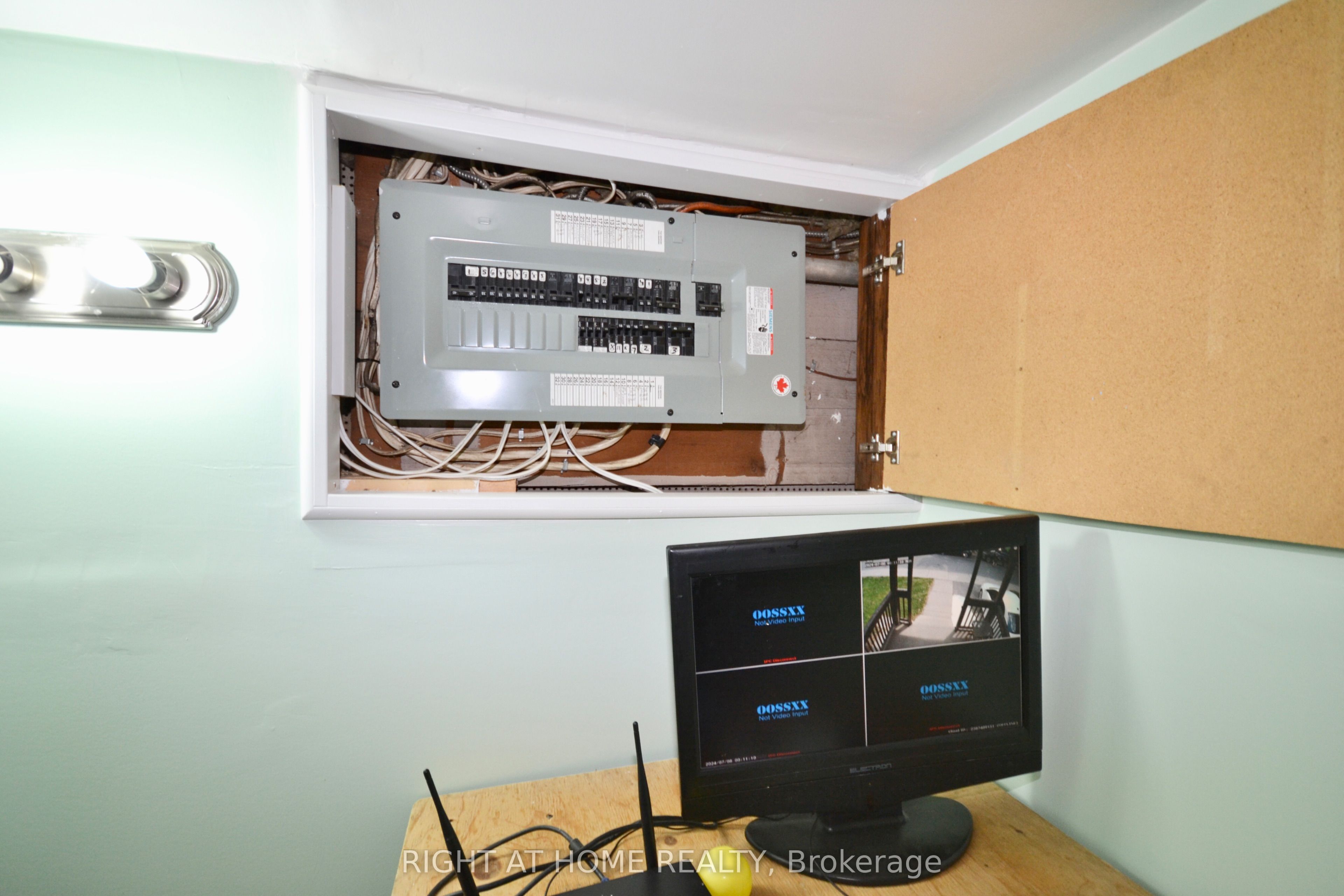 24 Spadina Avenue W Property Photo 8