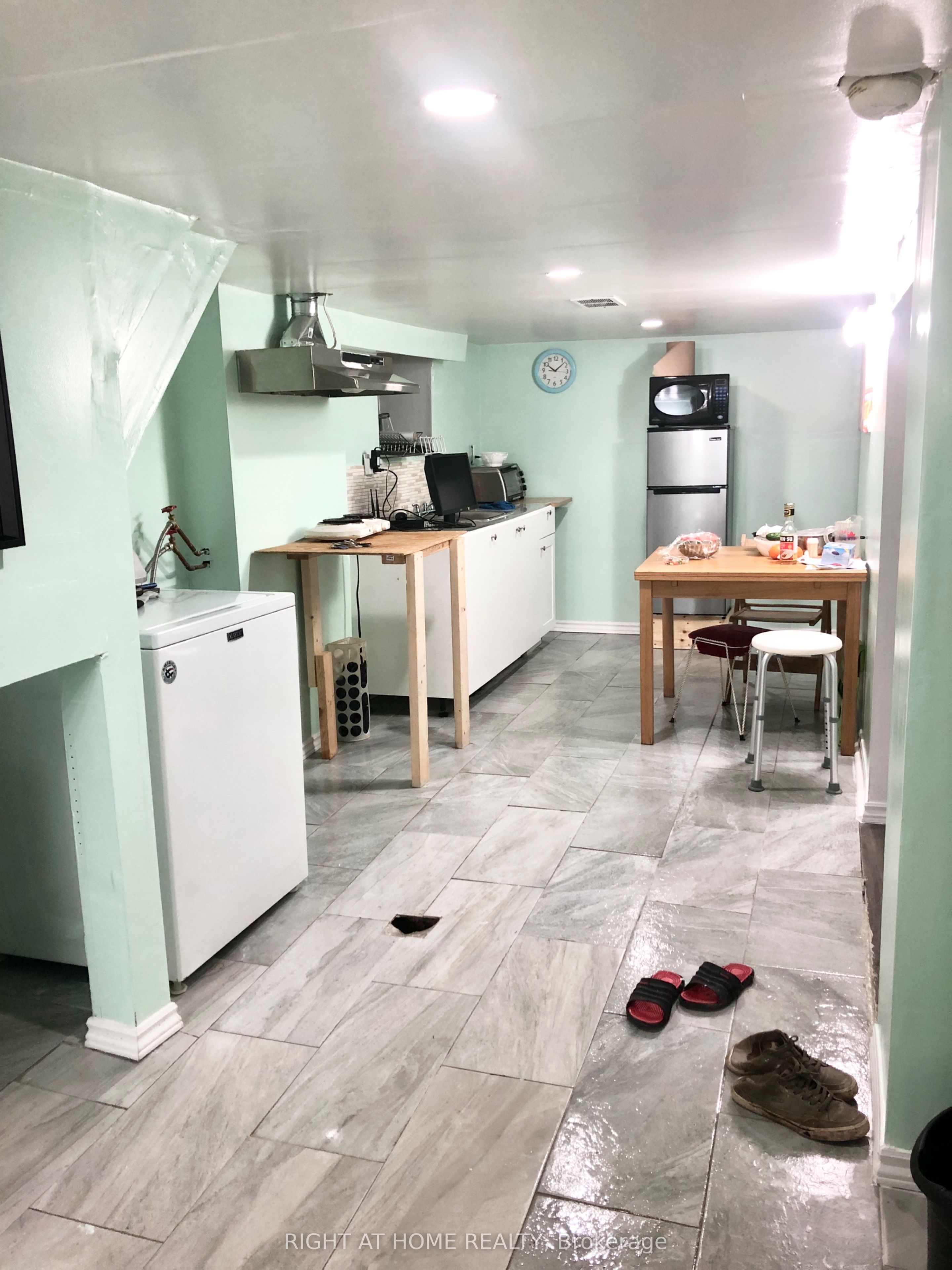 24 Spadina Avenue W Property Photo 9