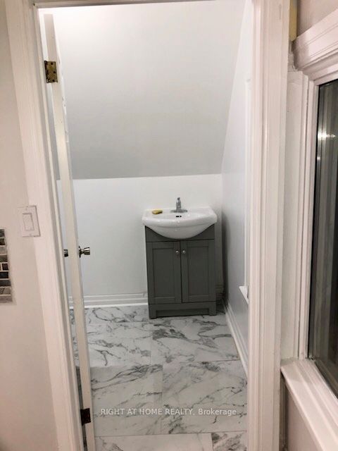 24 Spadina Avenue W Property Photo 12