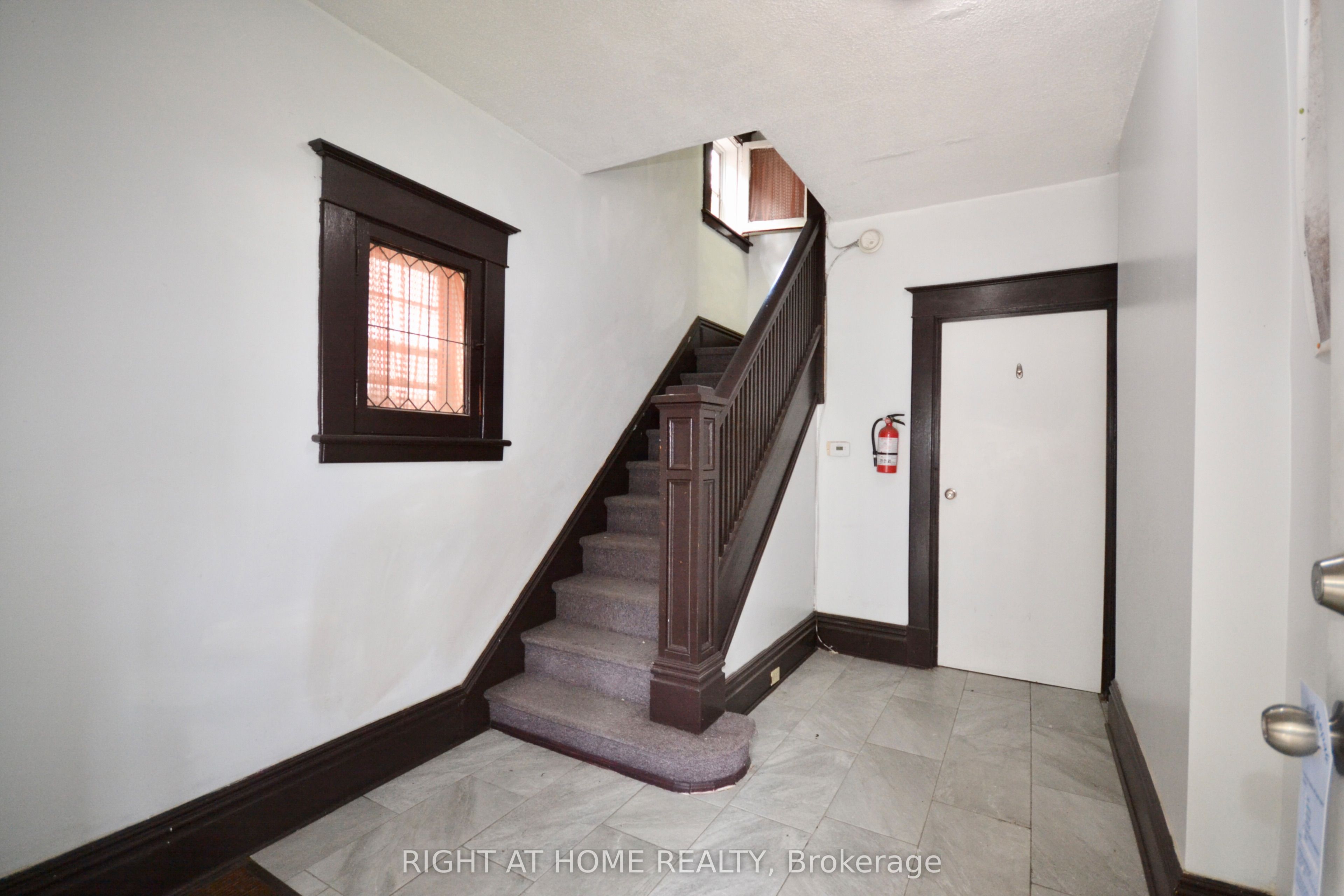 24 Spadina Avenue W Property Photo 18