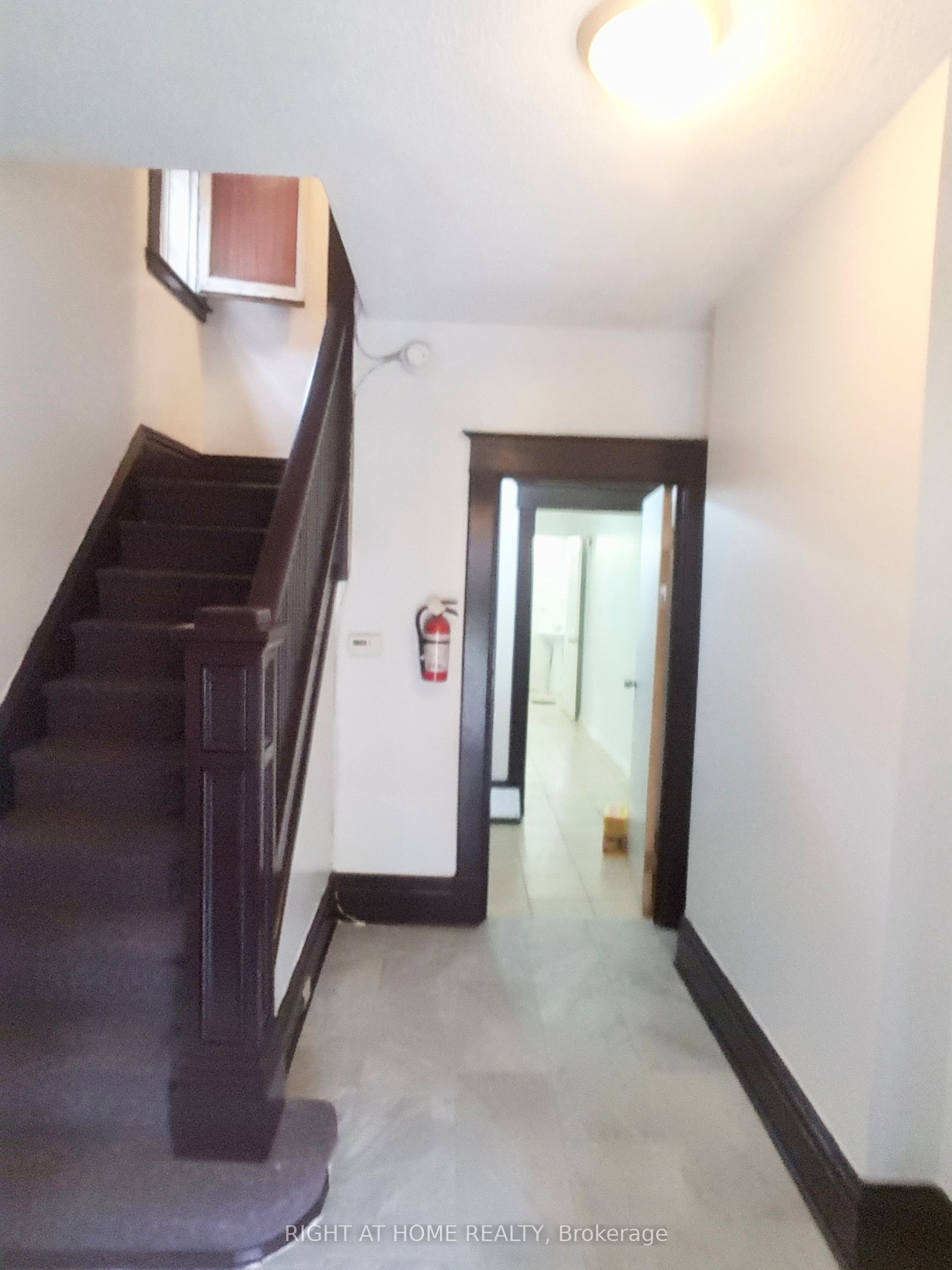 24 Spadina Avenue W Property Photo 19