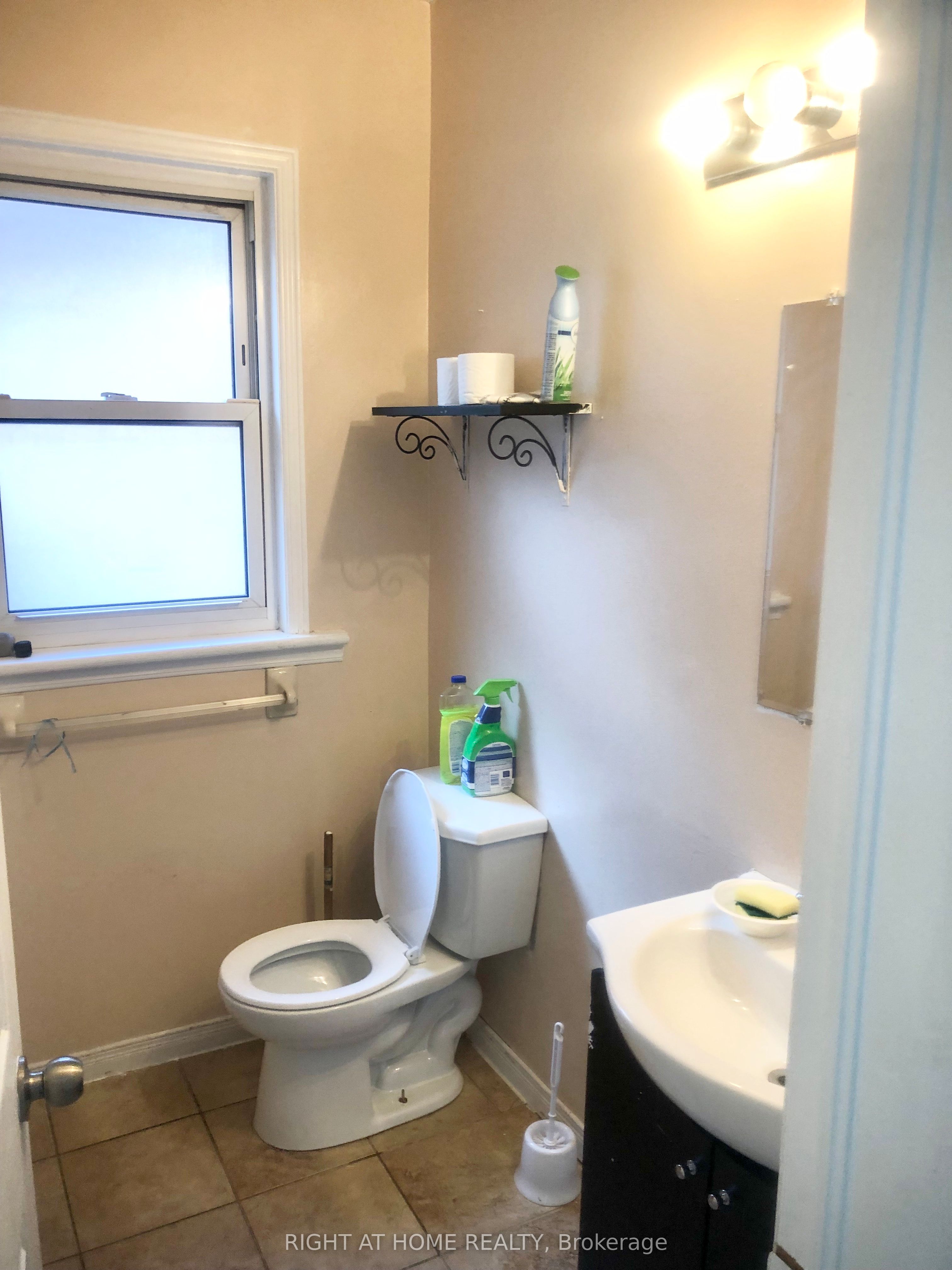 24 Spadina Avenue W Property Photo 20