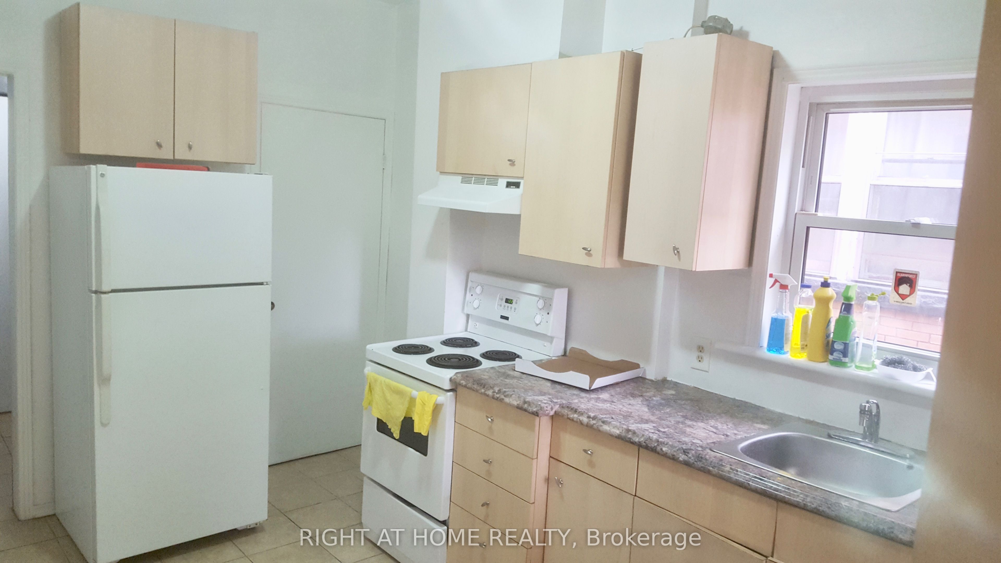 24 Spadina Avenue W Property Photo 21