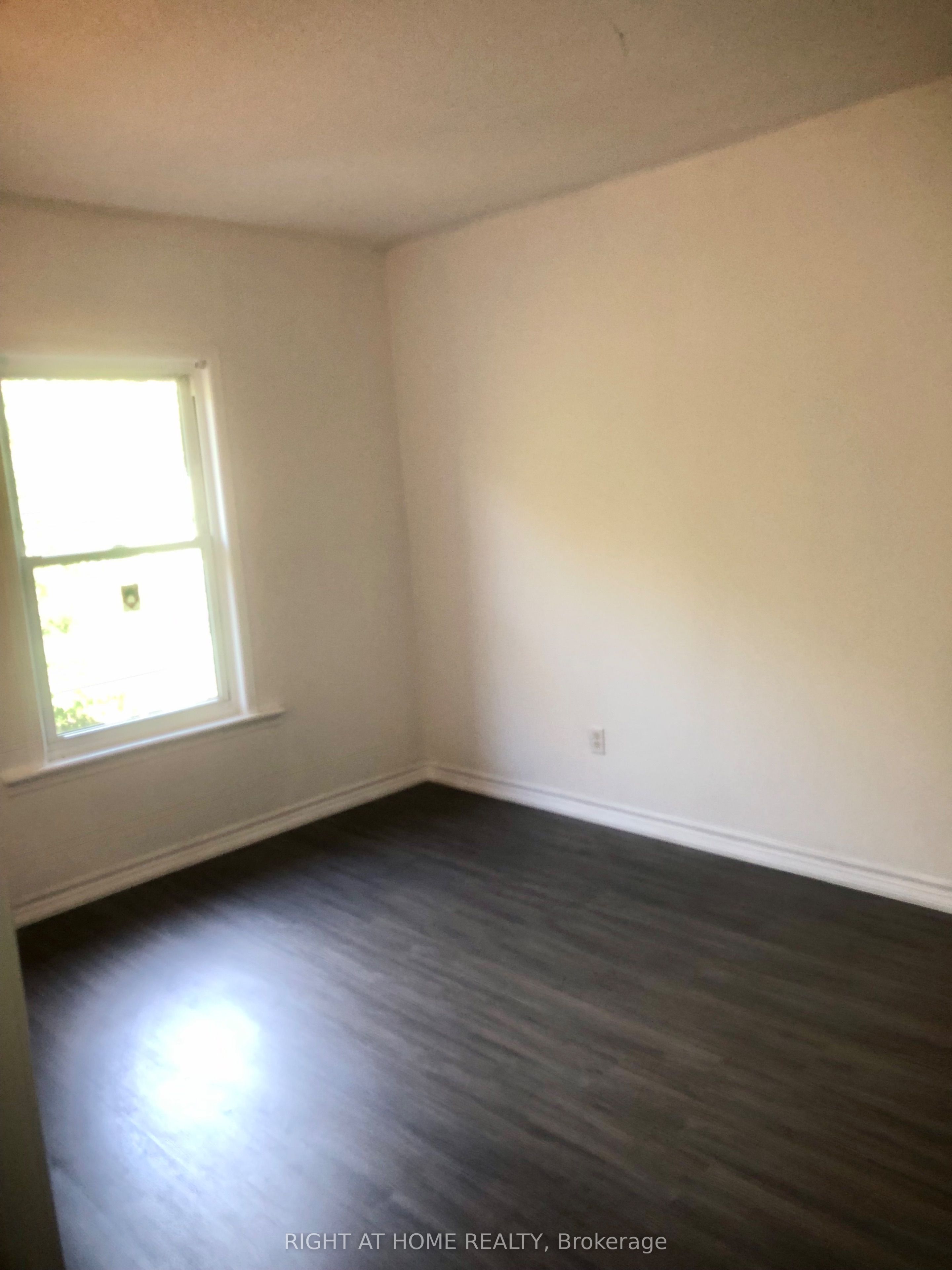 24 Spadina Avenue W Property Photo 27