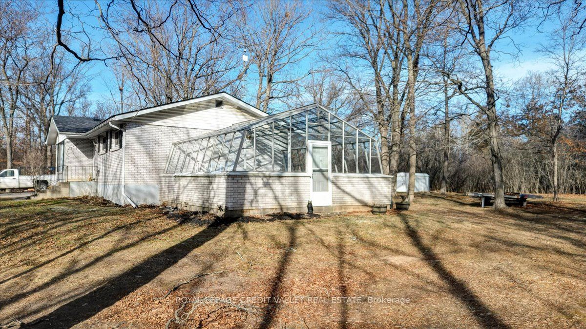 170 Crofton Road N Property Photo 3