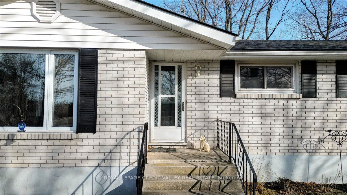 170 Crofton Road N Property Photo 4