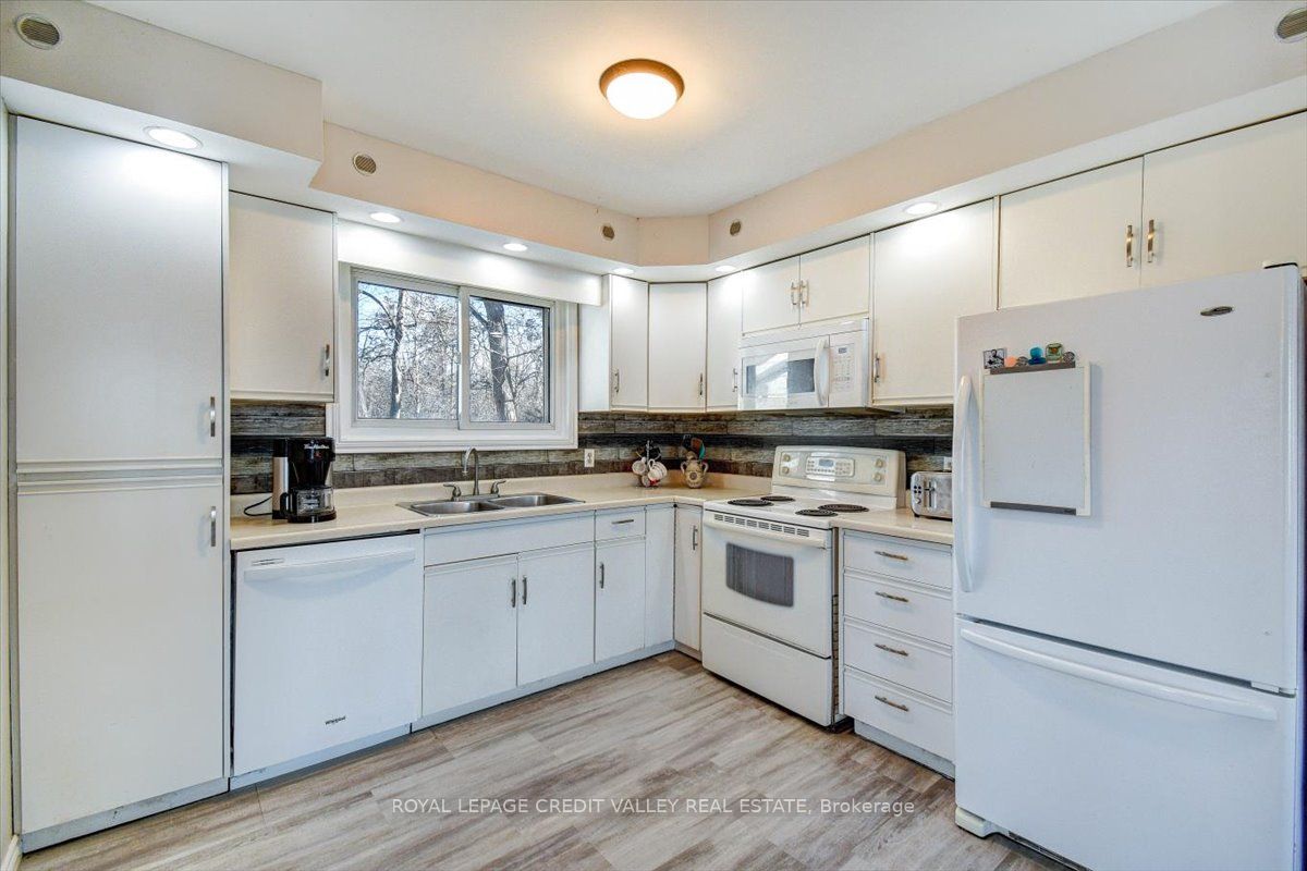 170 Crofton Road N Property Photo 11