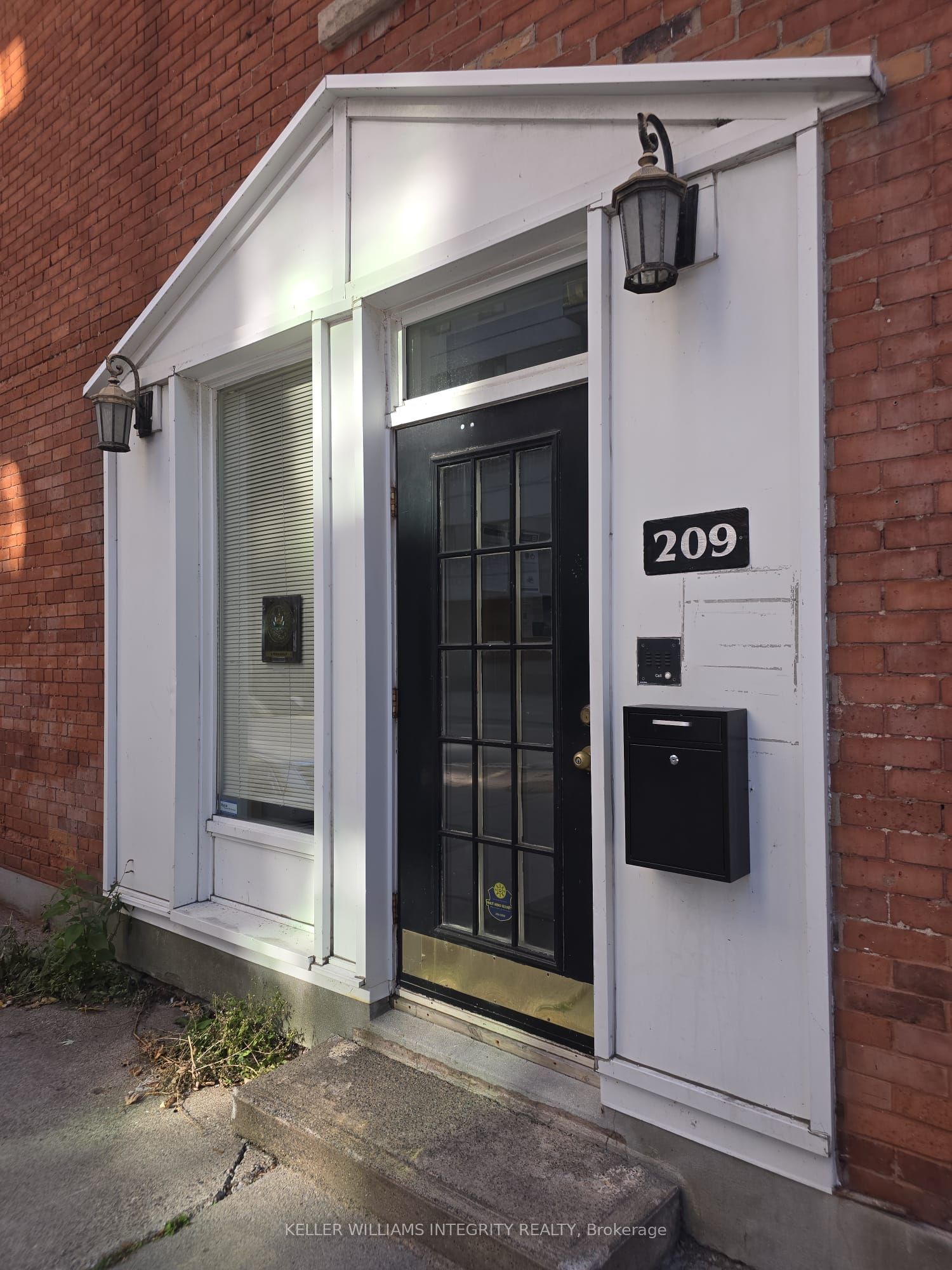 209 Kent Street Property Photo 3