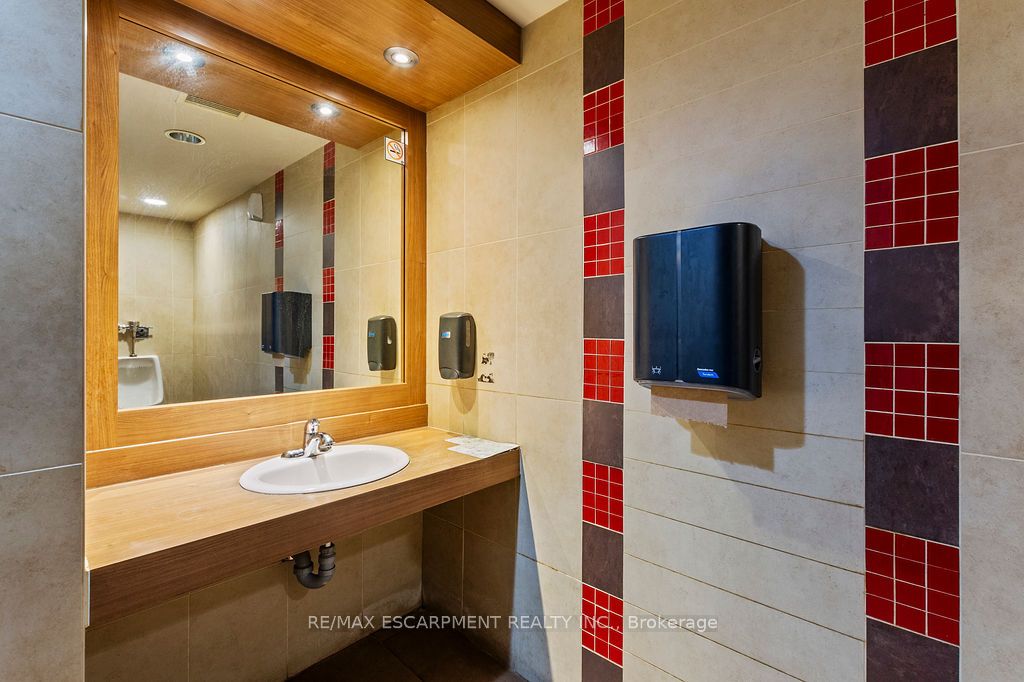 4025 Dorchester Road Property Photo 16