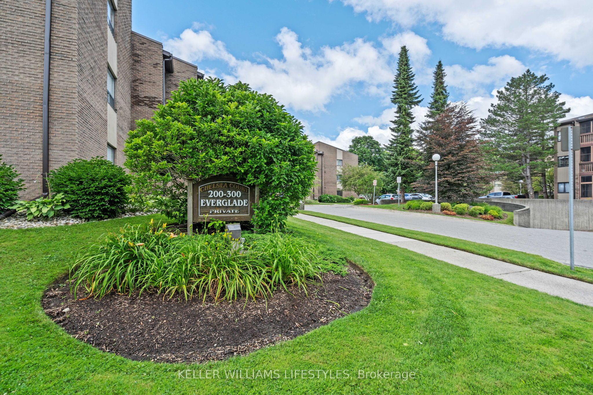 #116 - 300 Everglade Crescent Property Photo 1