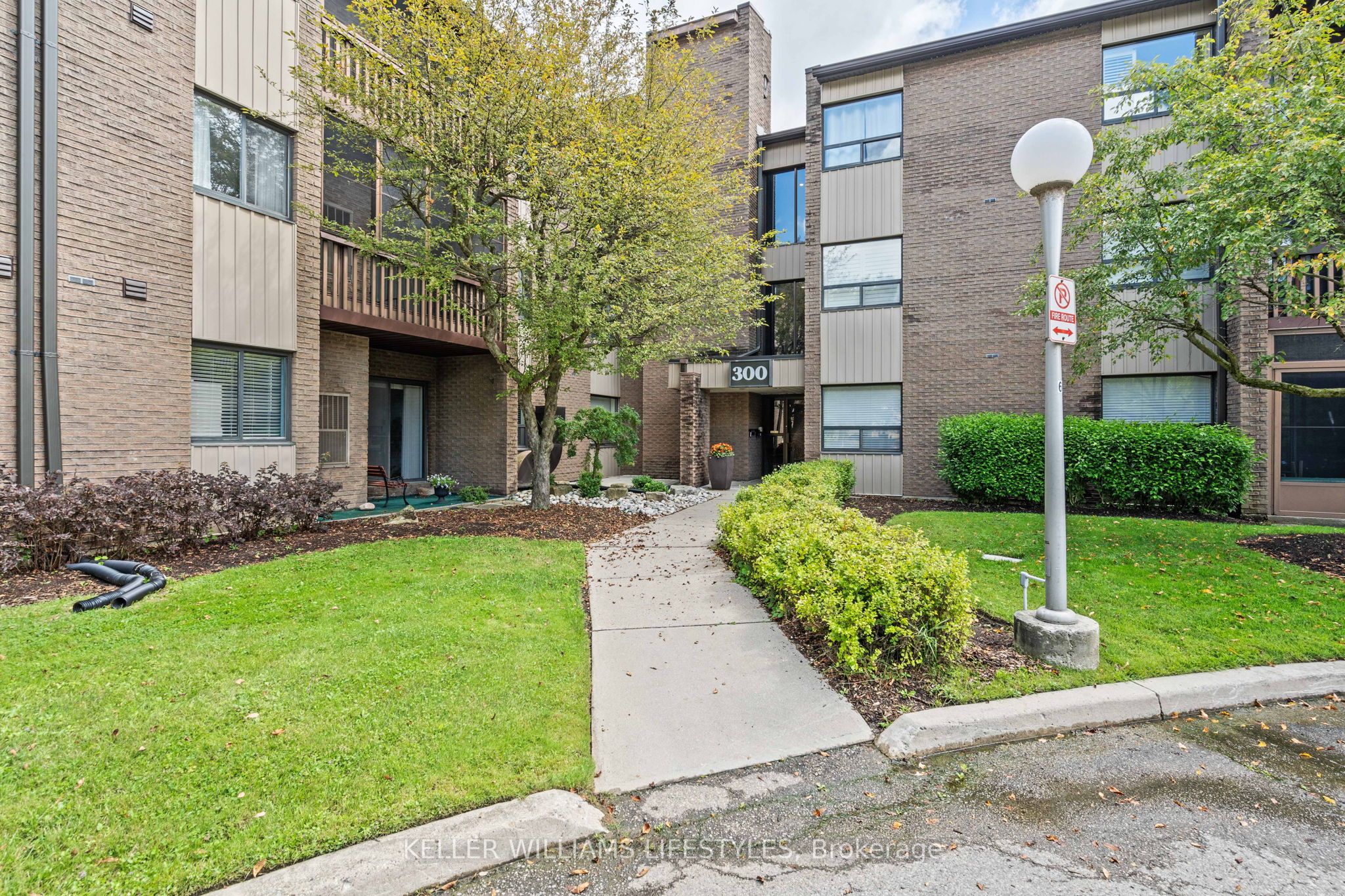 #116 - 300 Everglade Crescent Property Photo 2