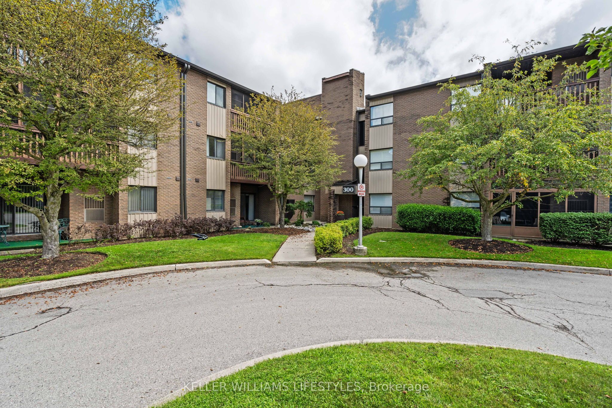 #116 - 300 Everglade Crescent Property Photo 3