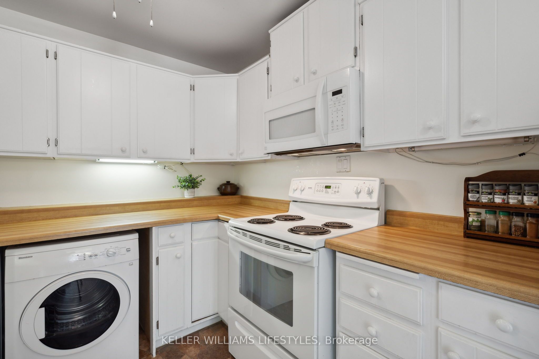 #116 - 300 Everglade Crescent Property Photo 20