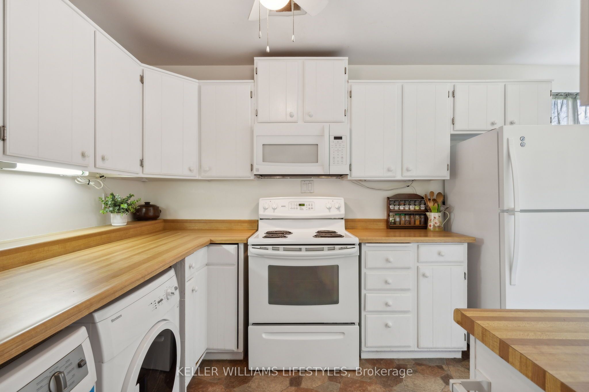 #116 - 300 Everglade Crescent Property Photo 22