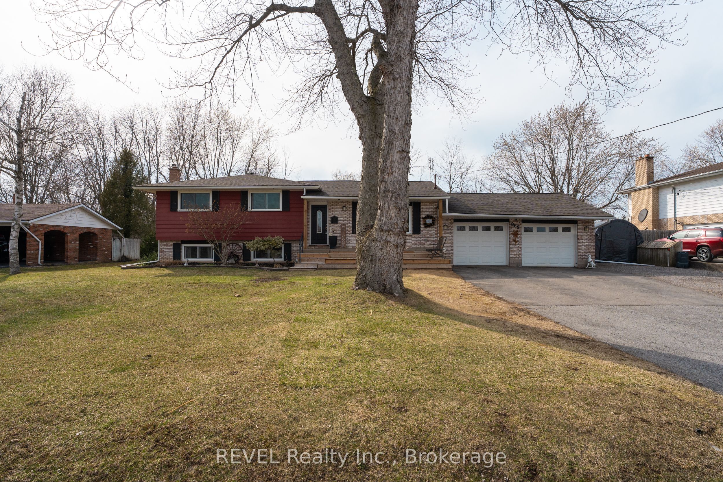 869 Daytona Drive Property Photo 3