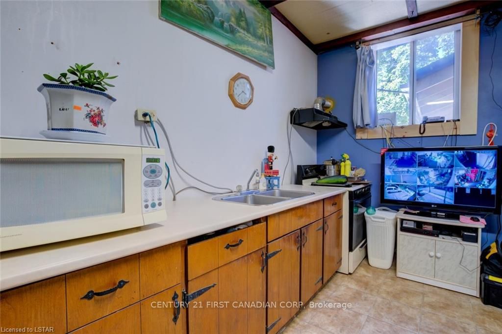 1066 Dundas Street Property Photo 32