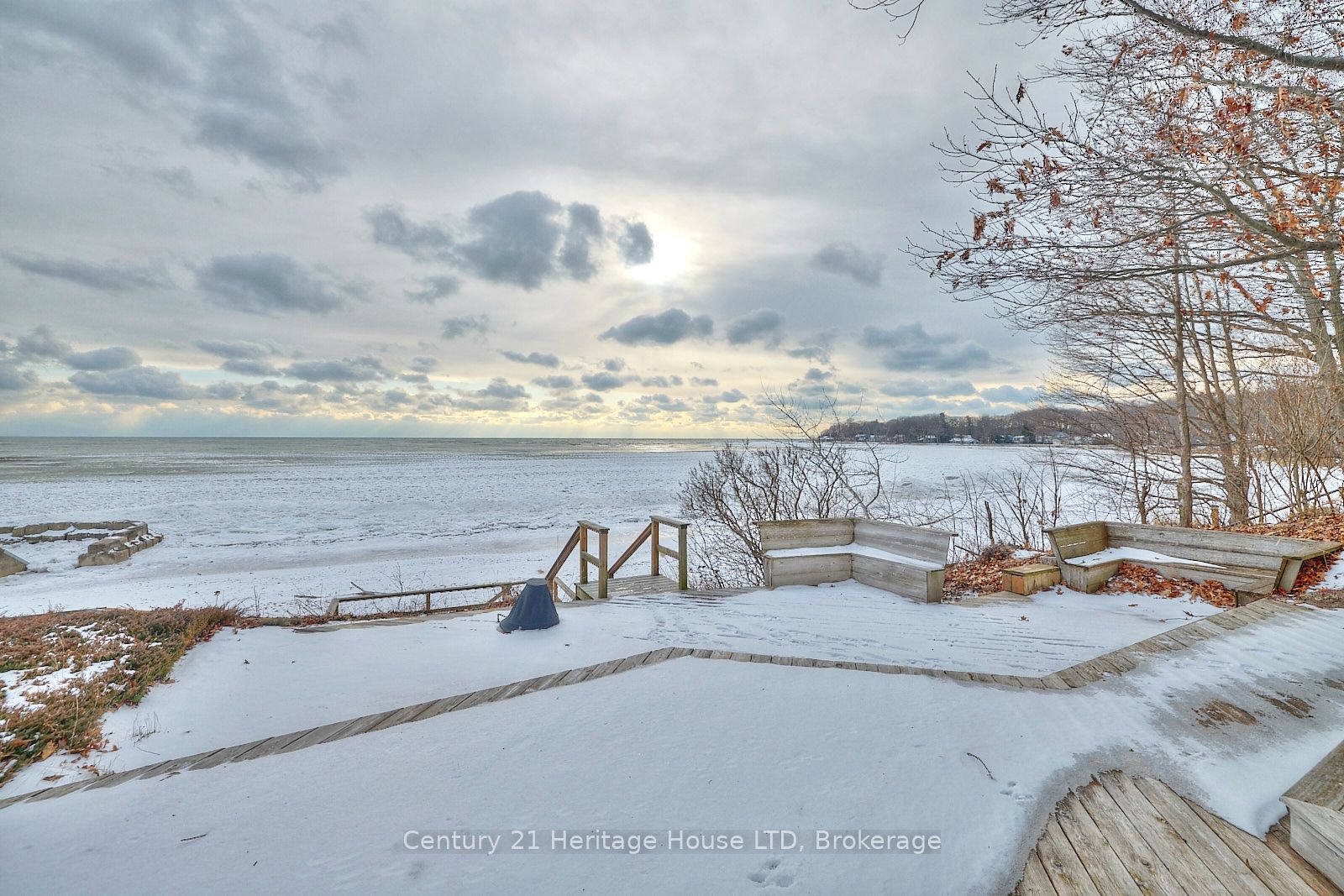 2901 Vimy Road Property Photo 5