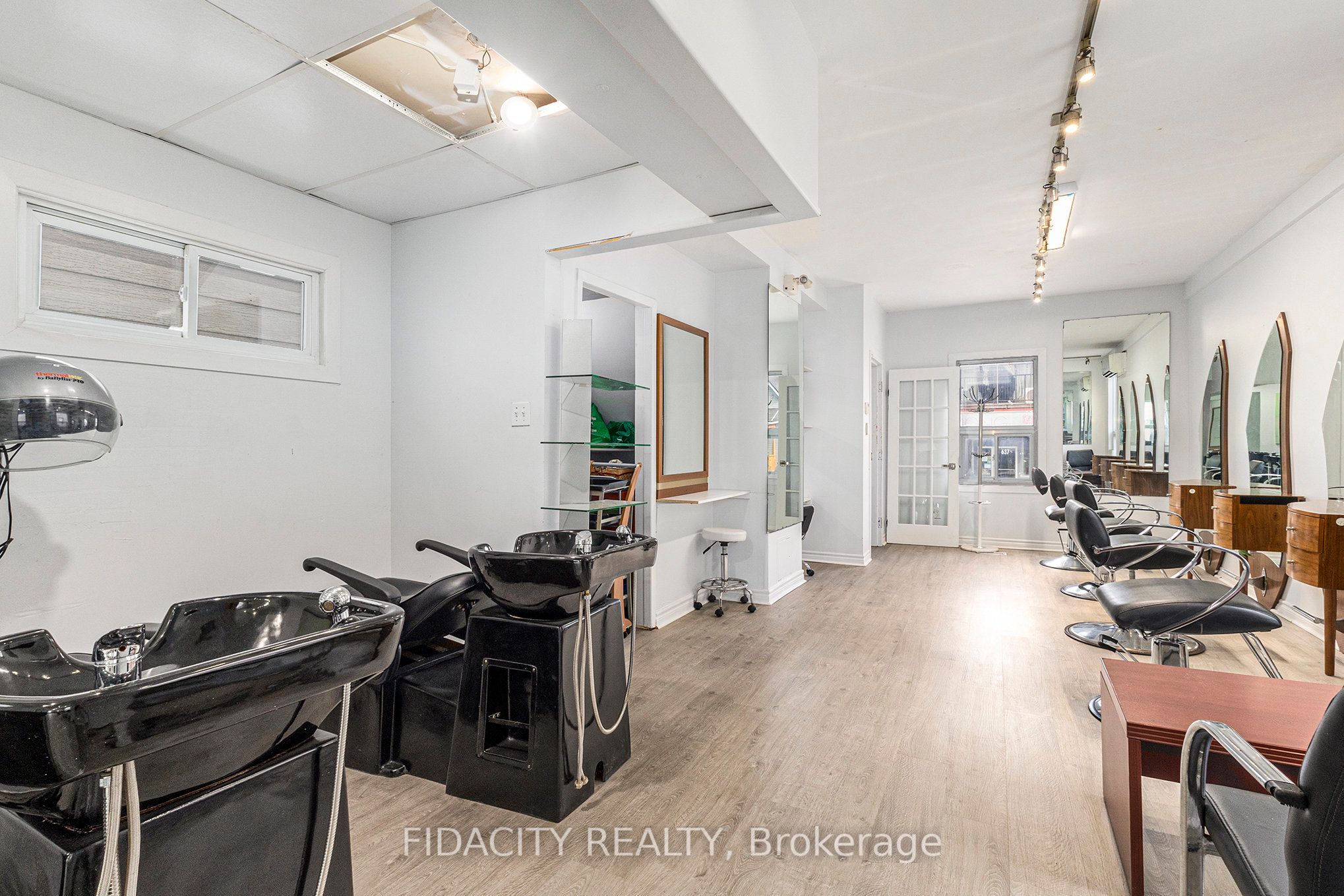 640 Somerset St W Property Photo 4