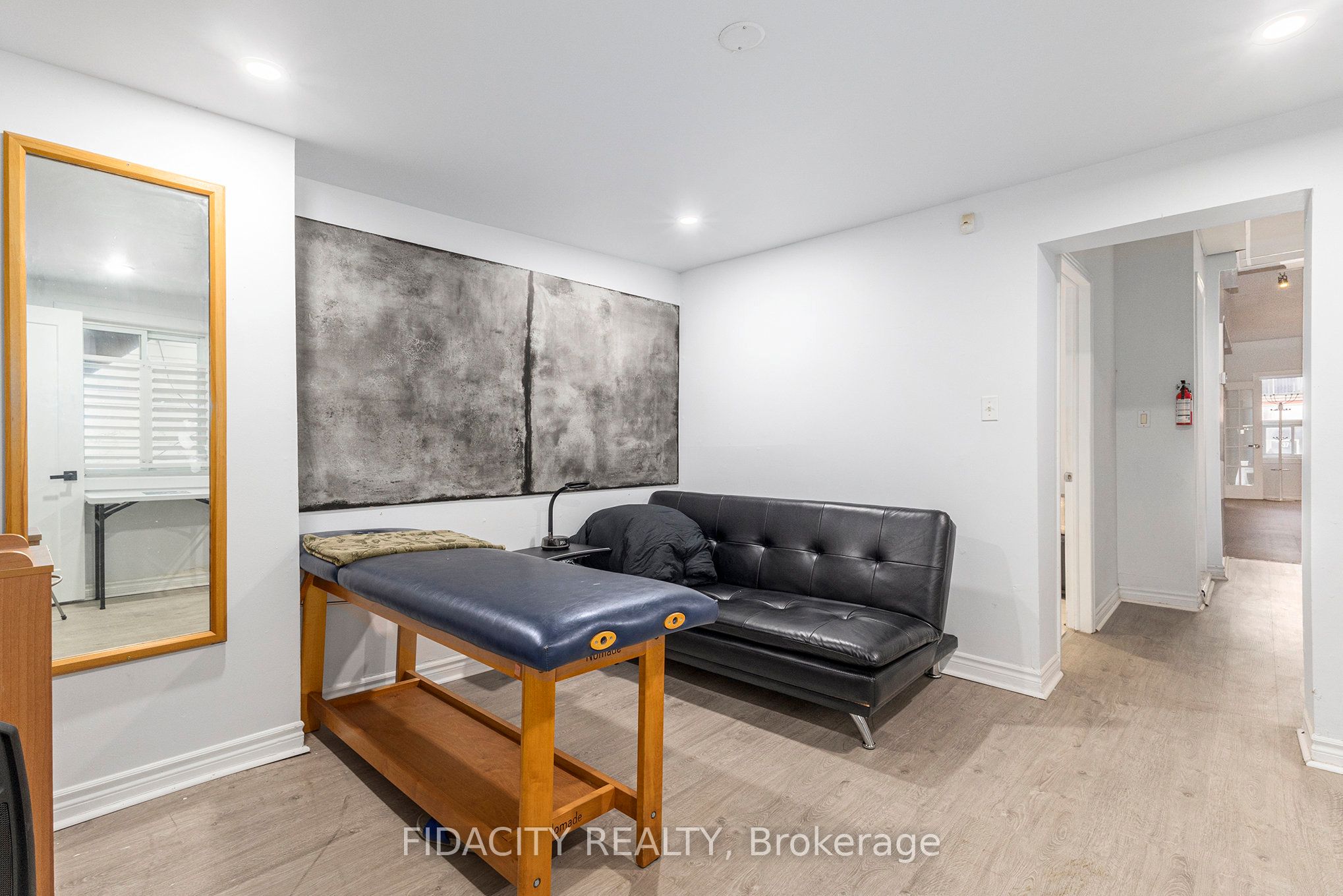 640 Somerset St W Property Photo 6