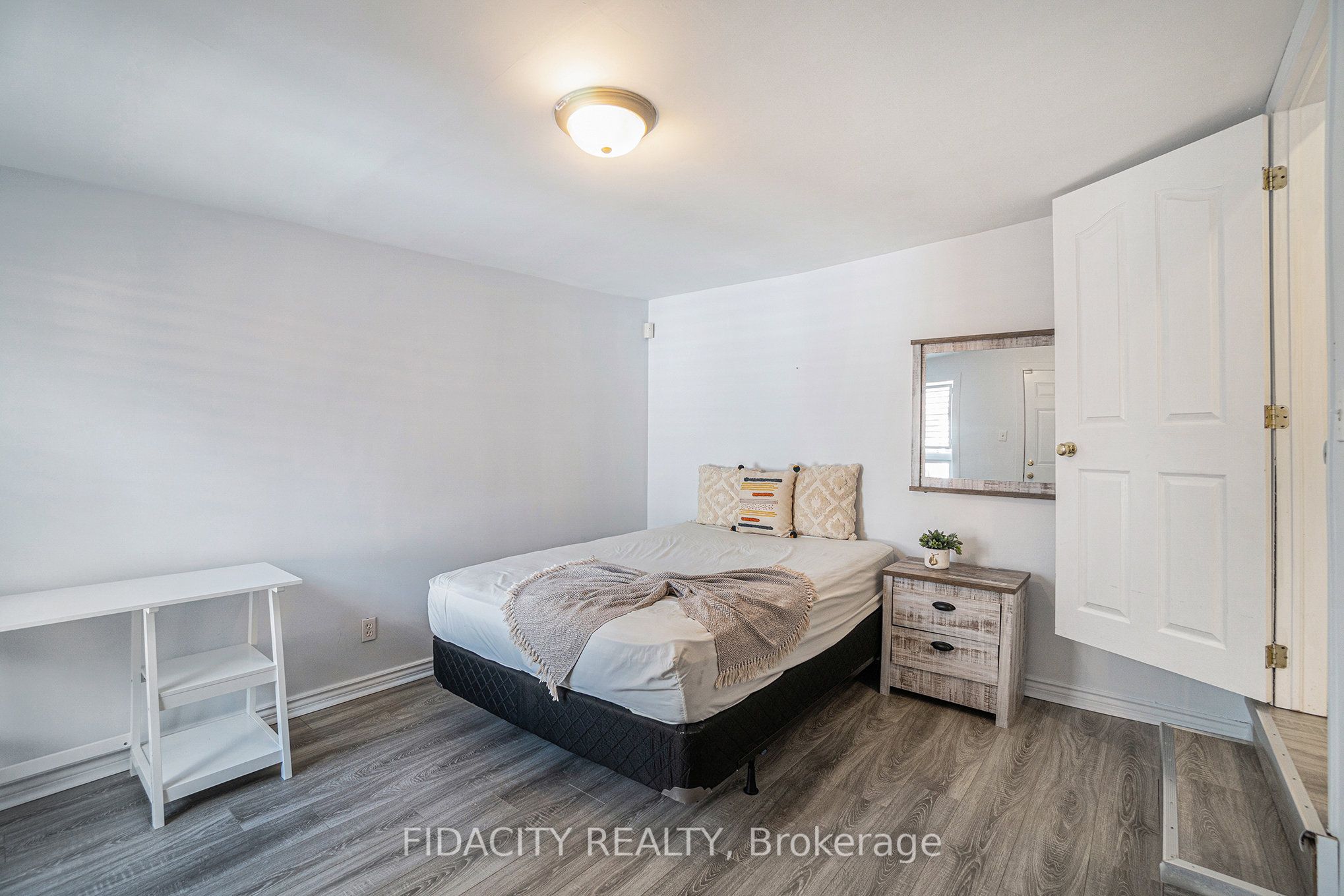 640 Somerset St W Property Photo 13