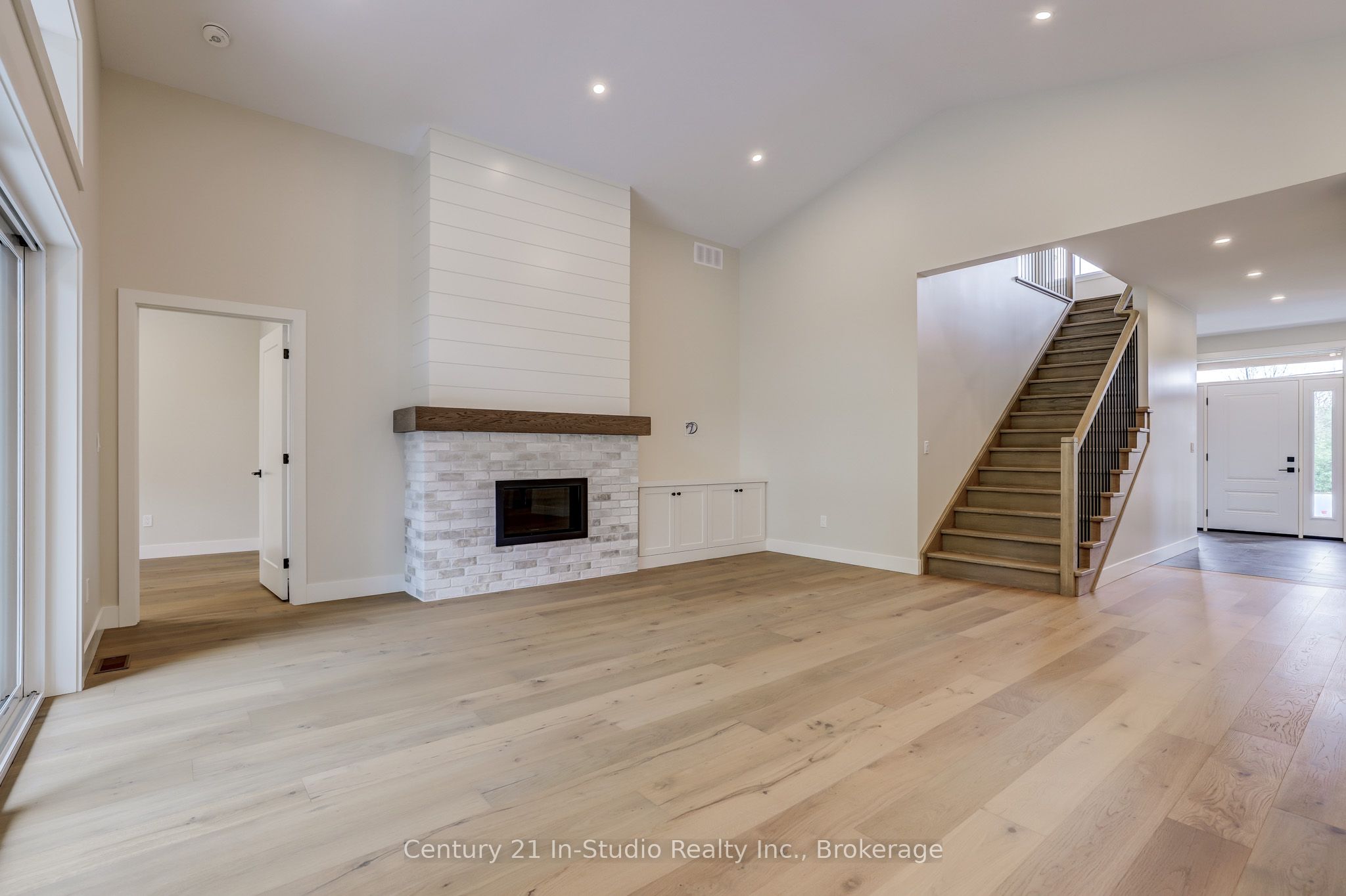 15 Grenville Street N Property Photo 5