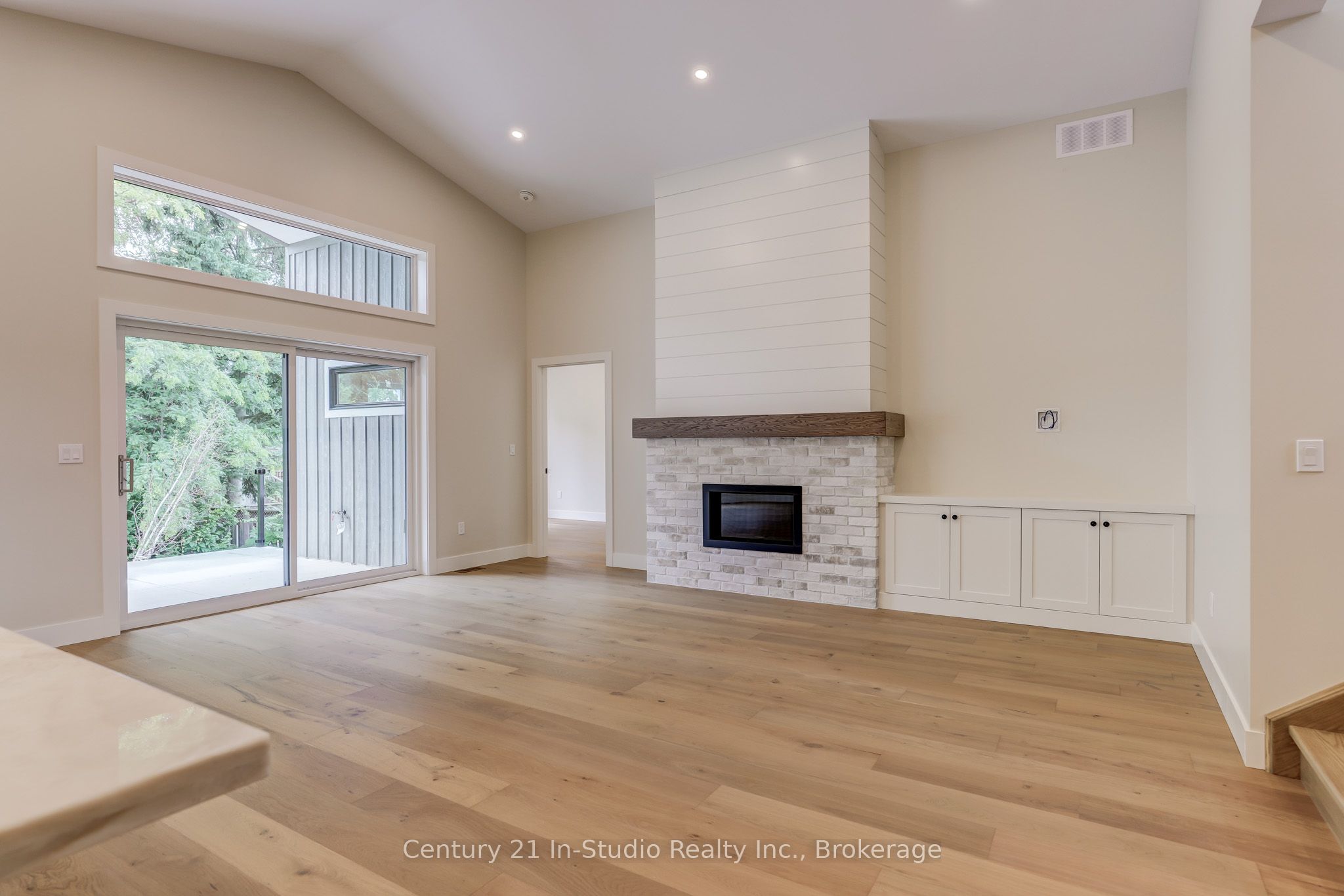 15 Grenville Street N Property Photo 6