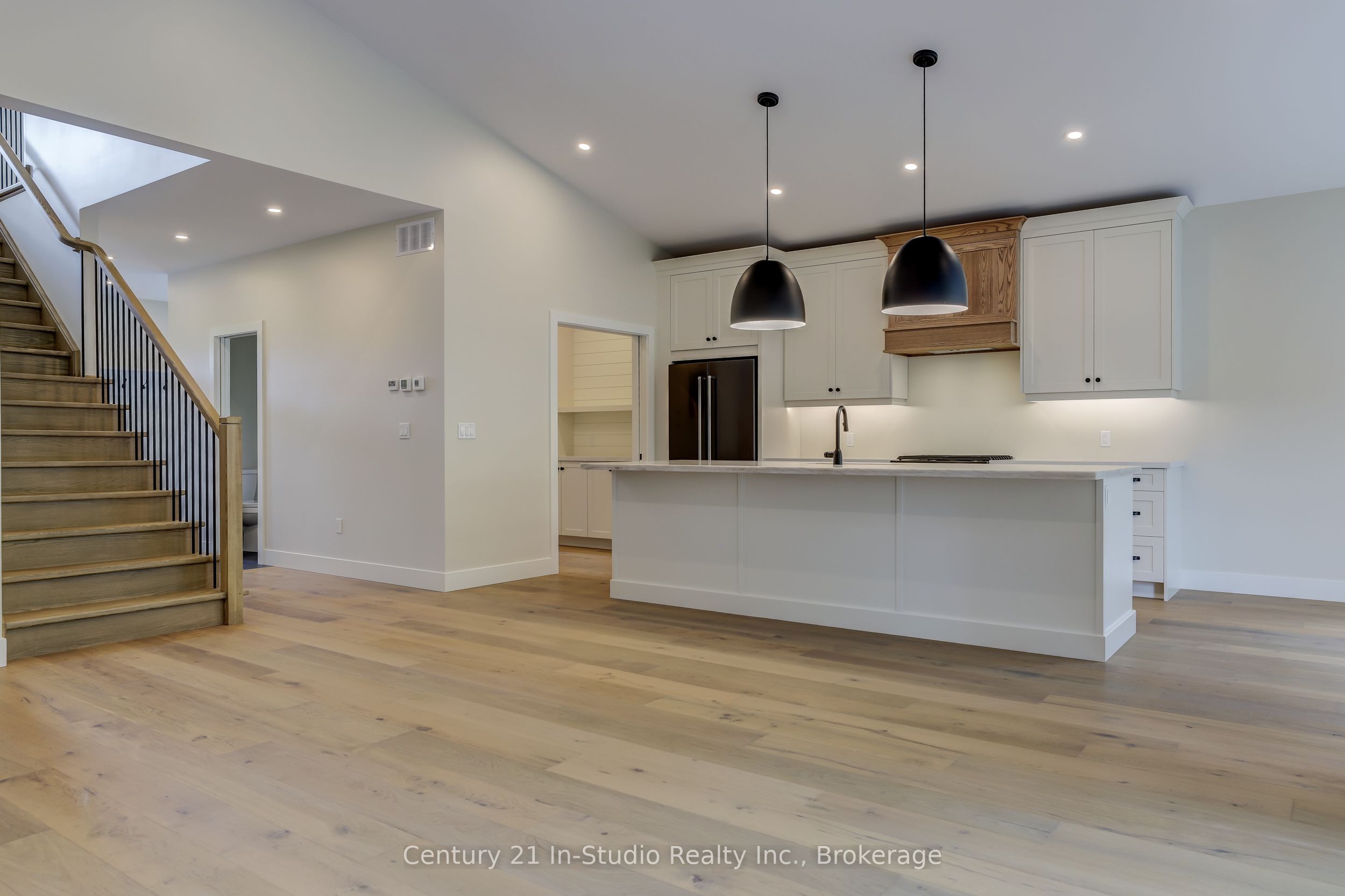 15 Grenville Street N Property Photo 8