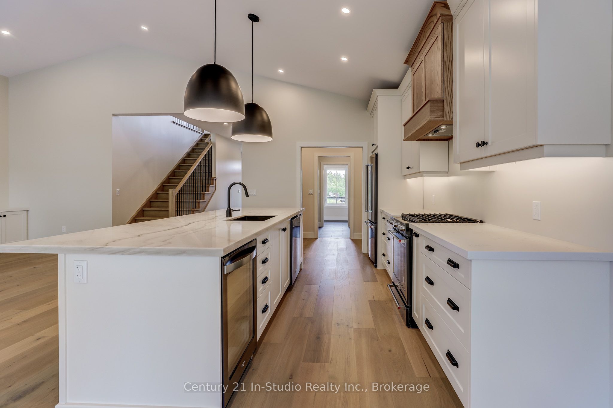 15 Grenville Street N Property Photo 11