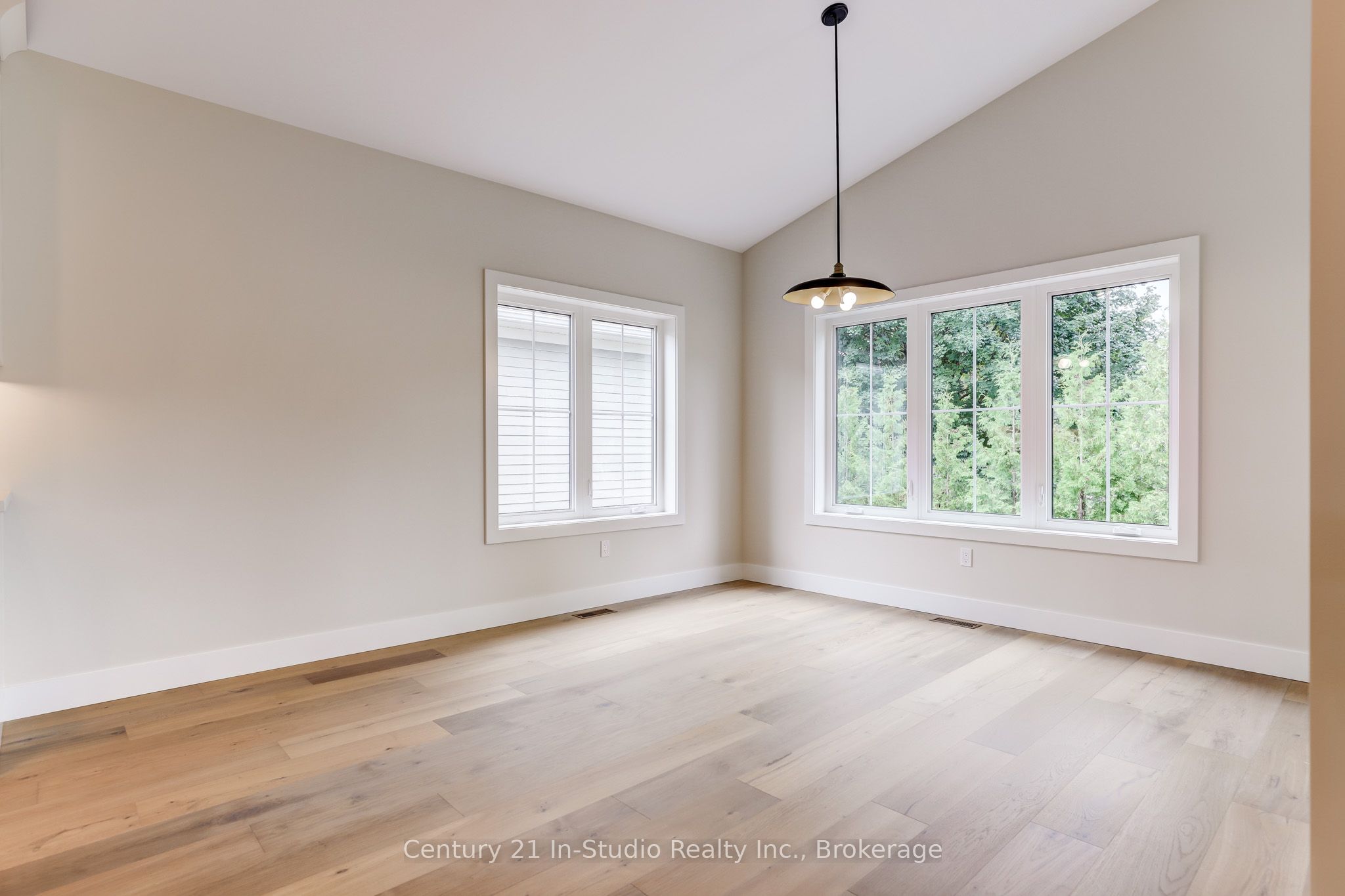 15 Grenville Street N Property Photo 12