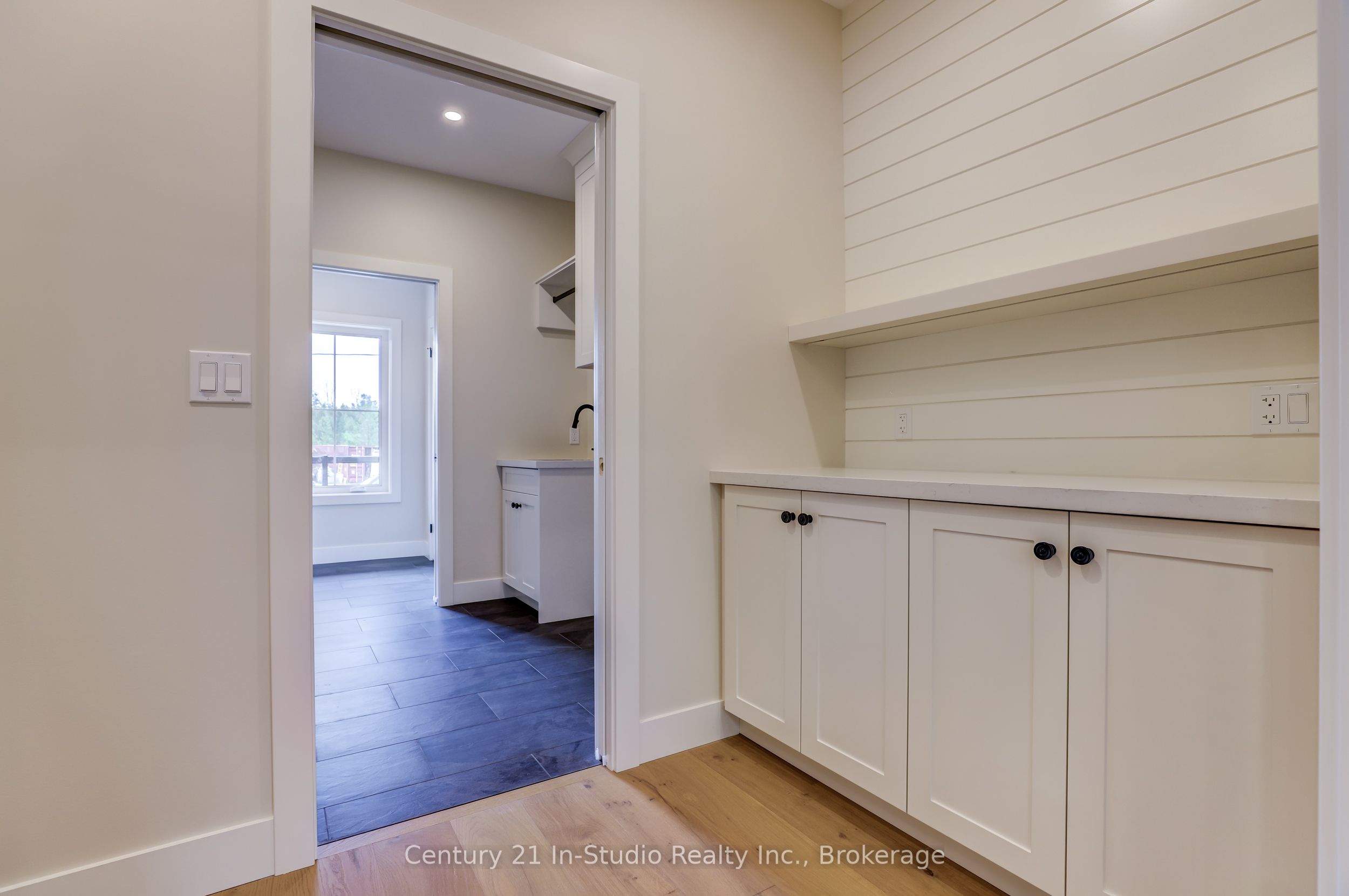 15 Grenville Street N Property Photo 14