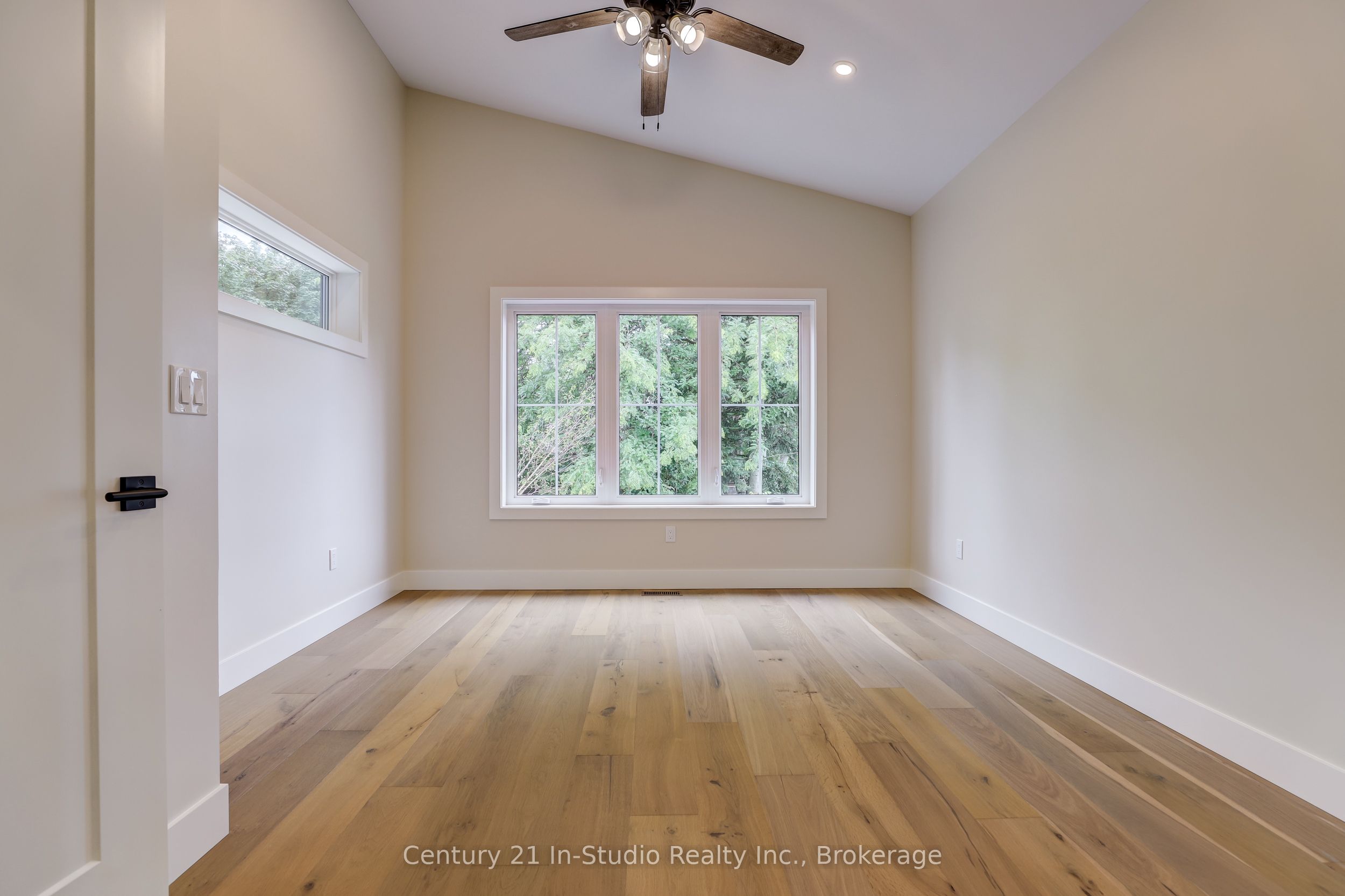 15 Grenville Street N Property Photo 16