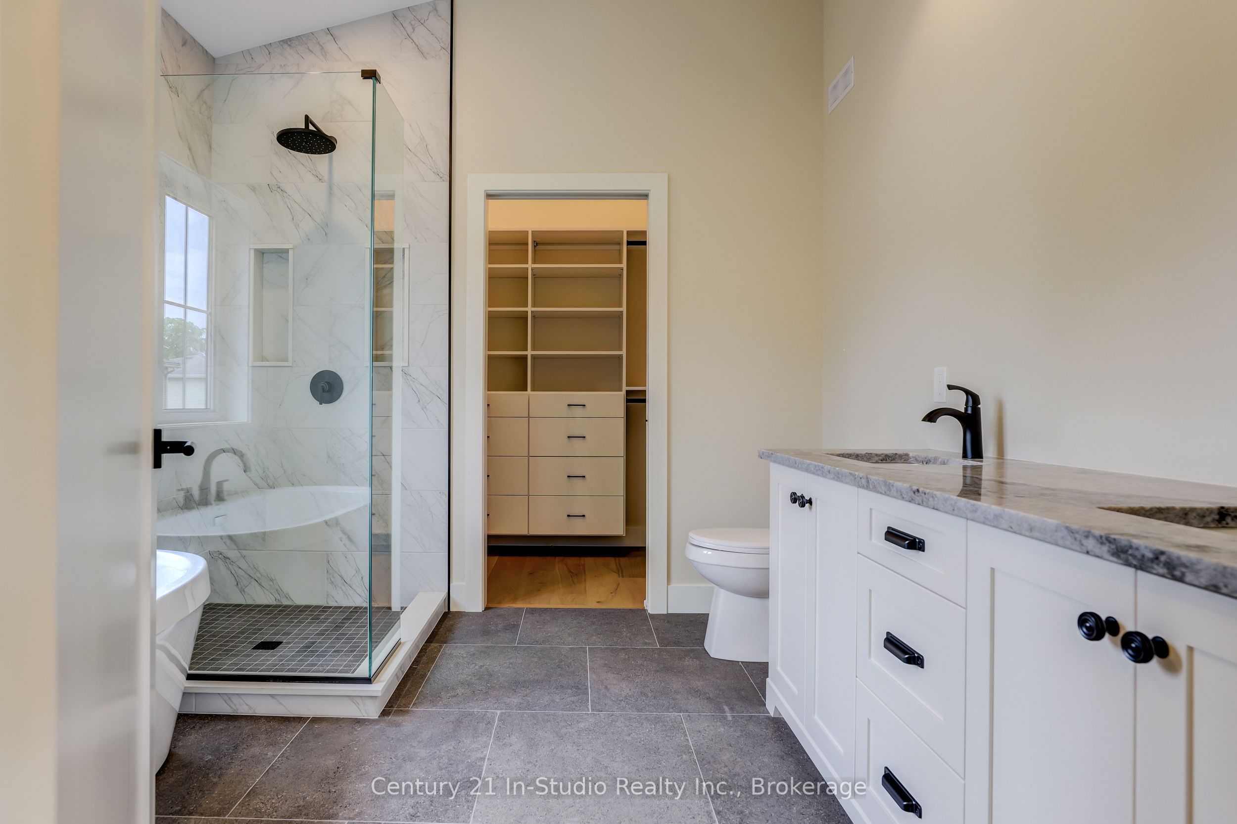 15 Grenville Street N Property Photo 17