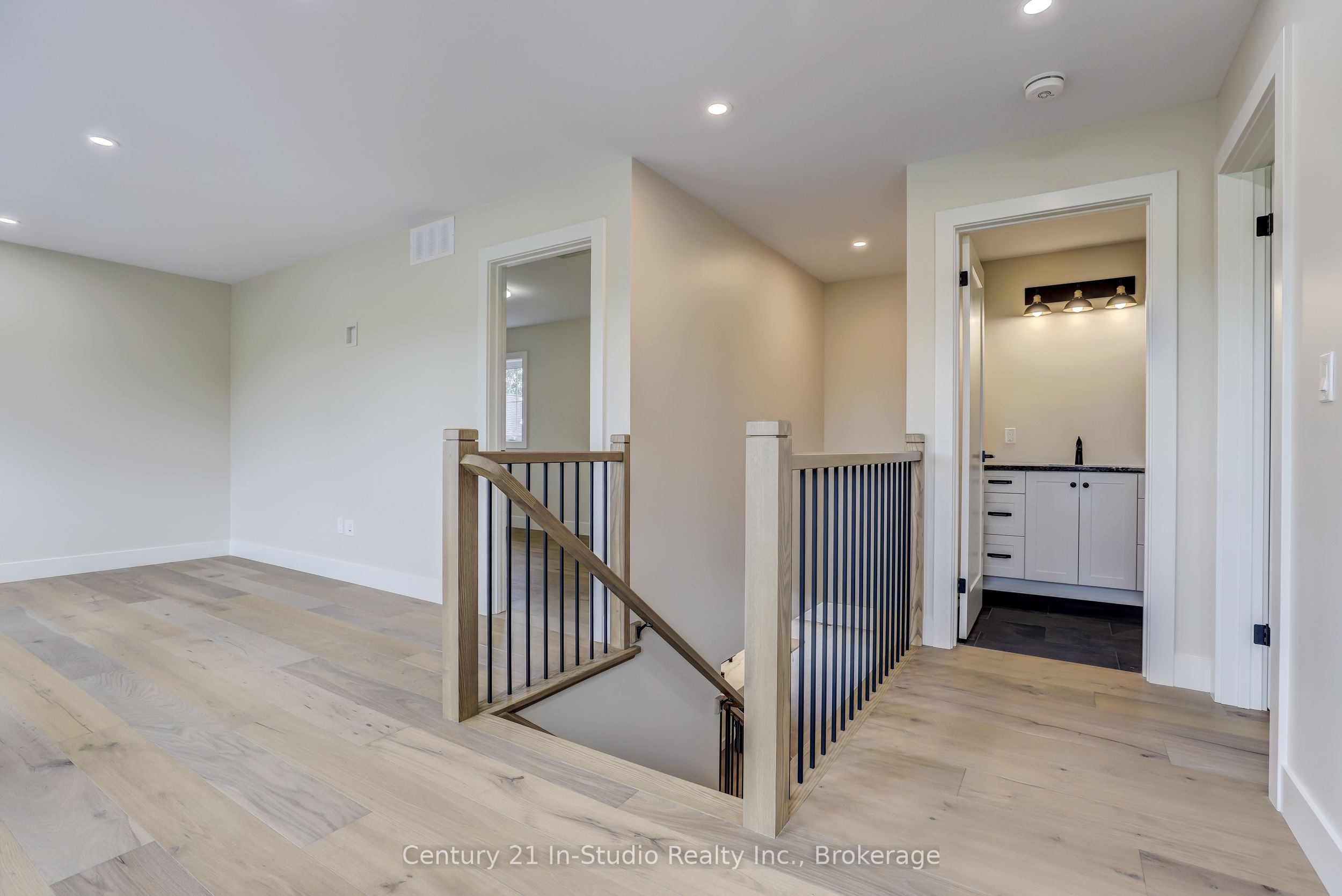 15 Grenville Street N Property Photo 20