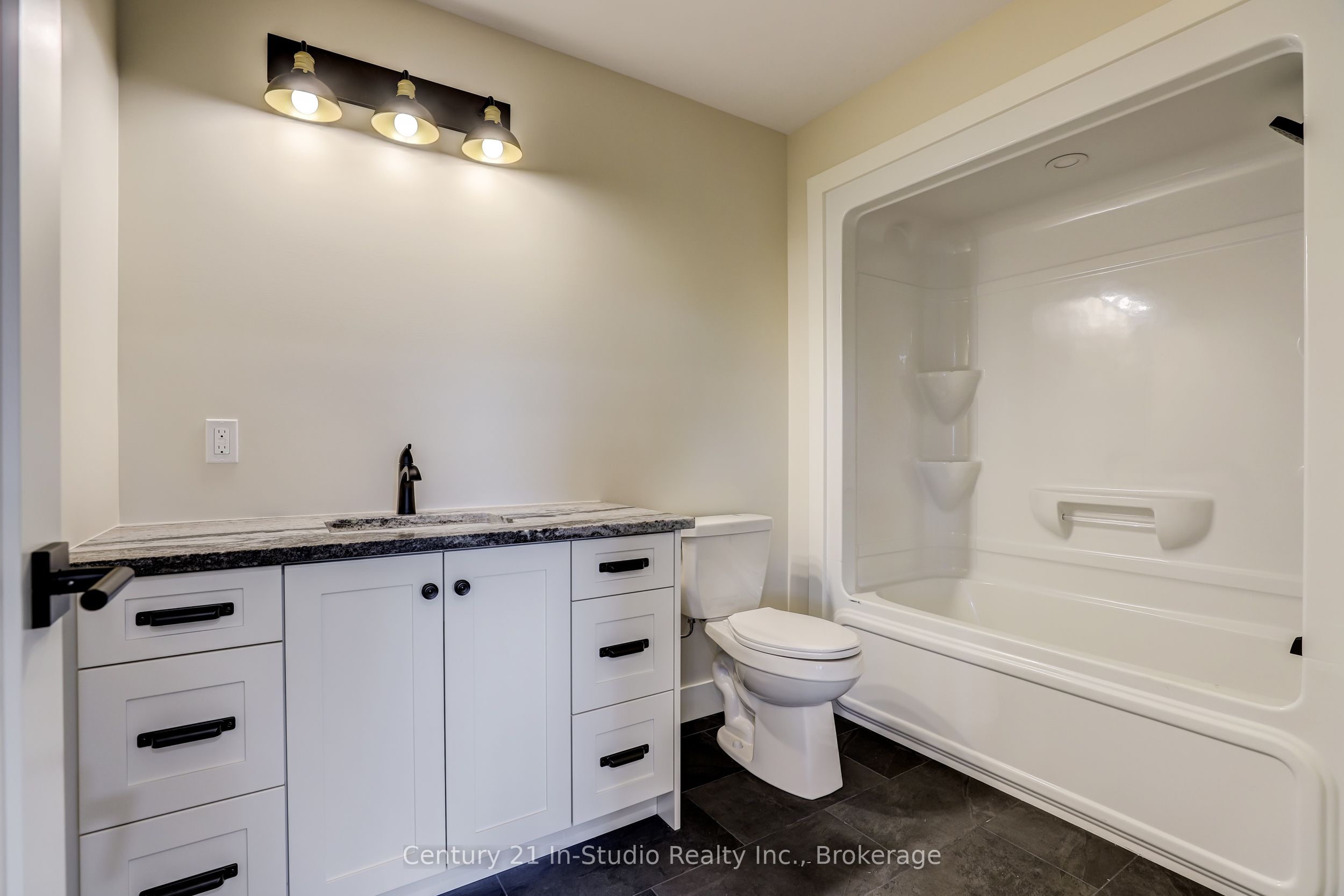 15 Grenville Street N Property Photo 21