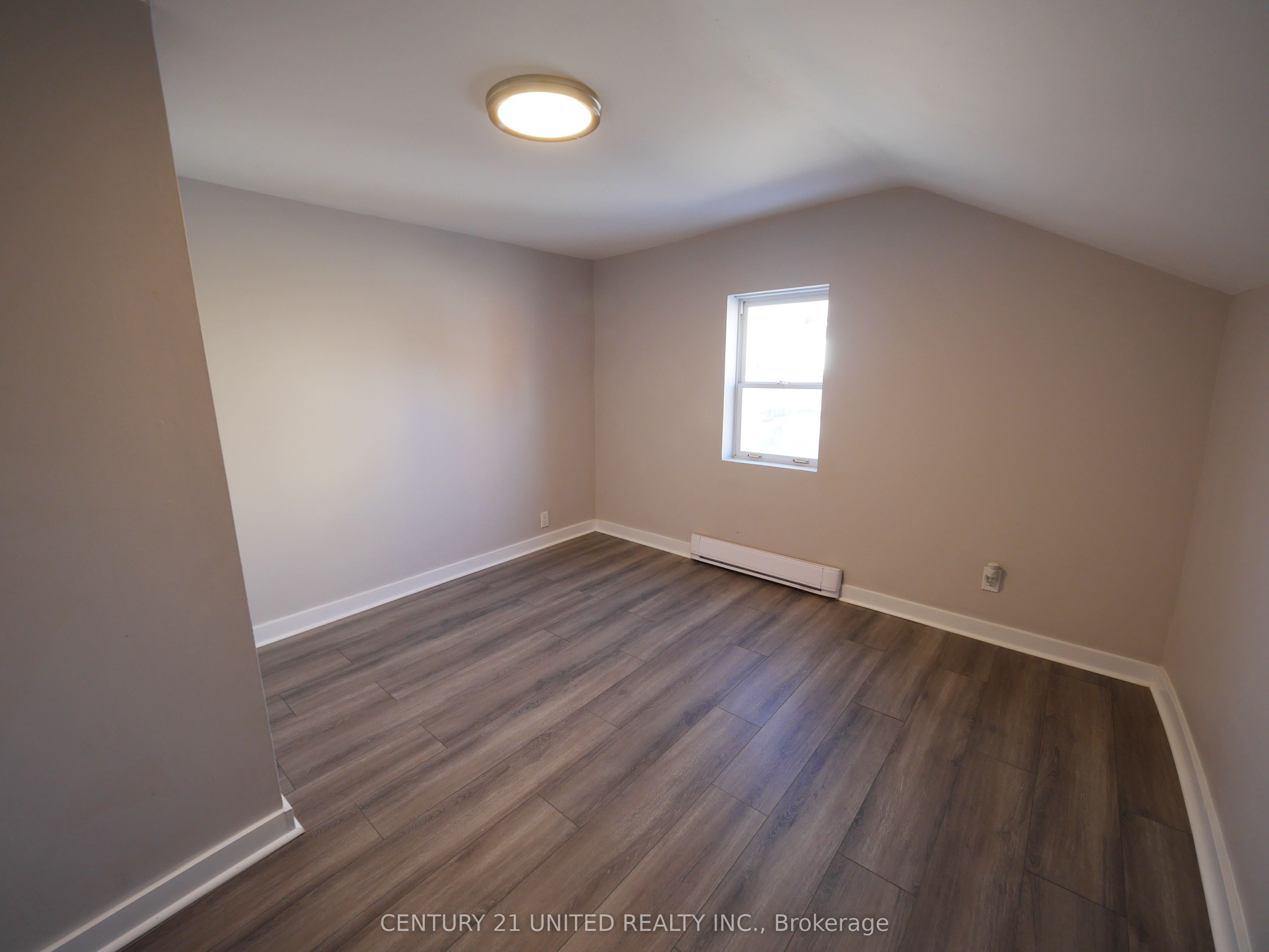 381a Queen Street Property Photo 14