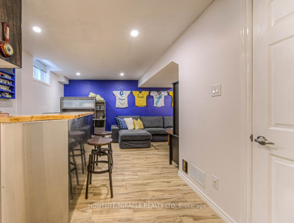 32 Amanda Walk Property Photo 24