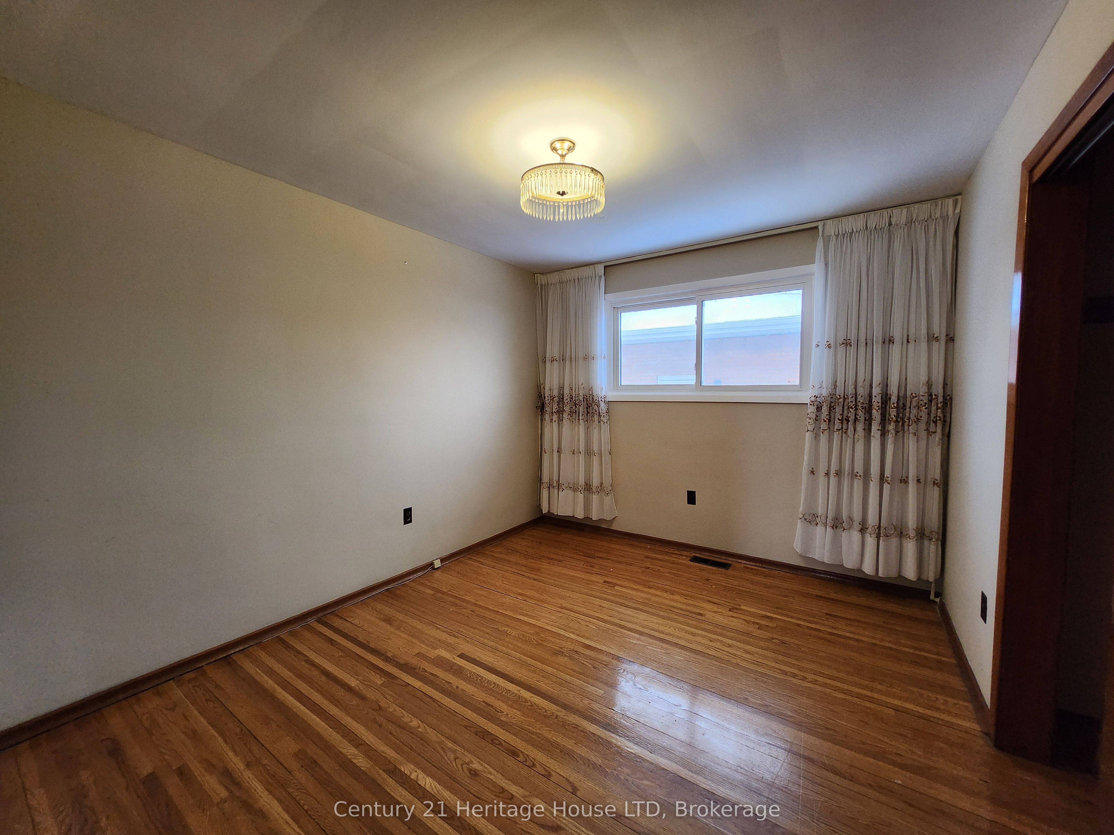 6684 Winston Street Property Photo 5