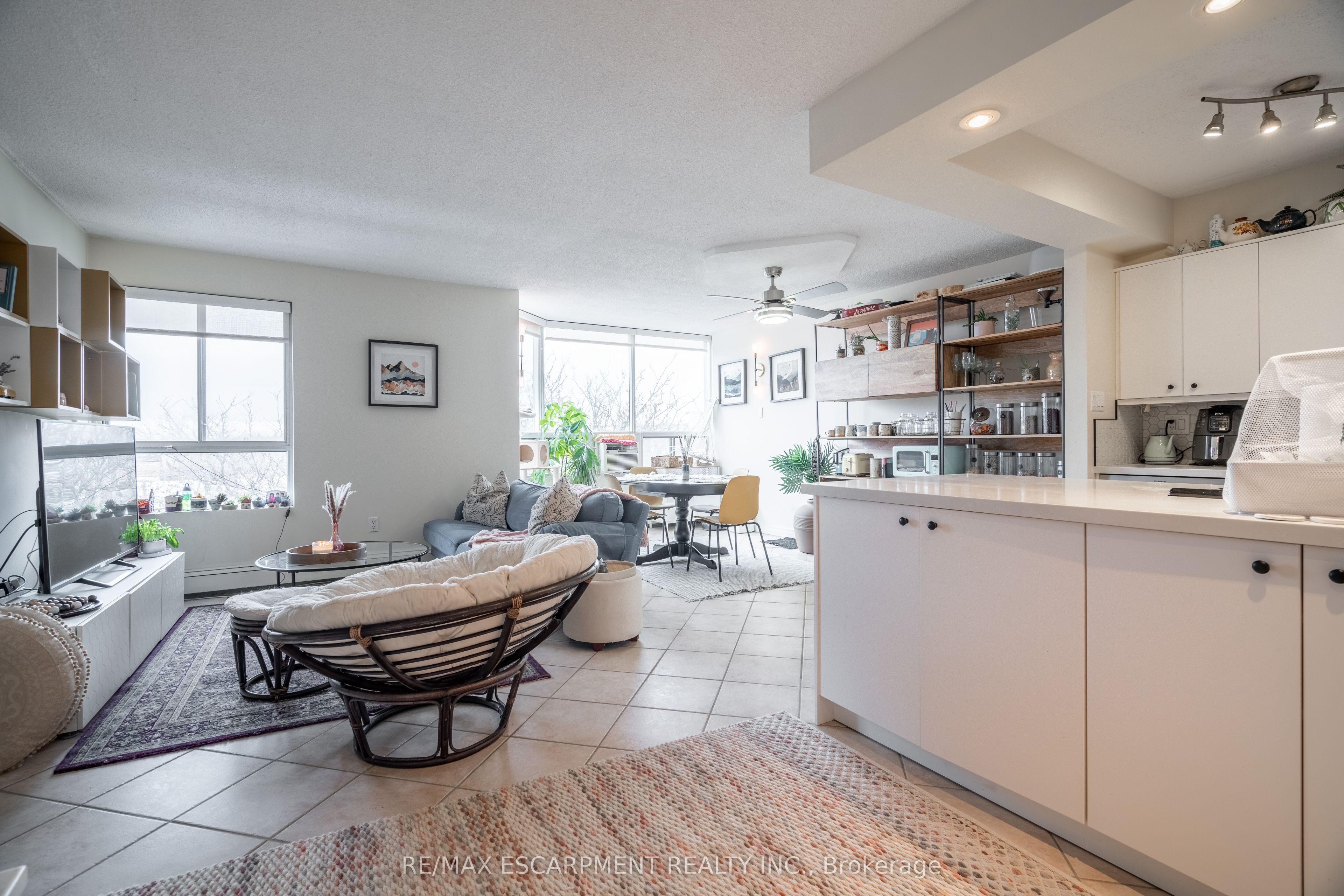 #413 - 10 John Street Property Photo 3