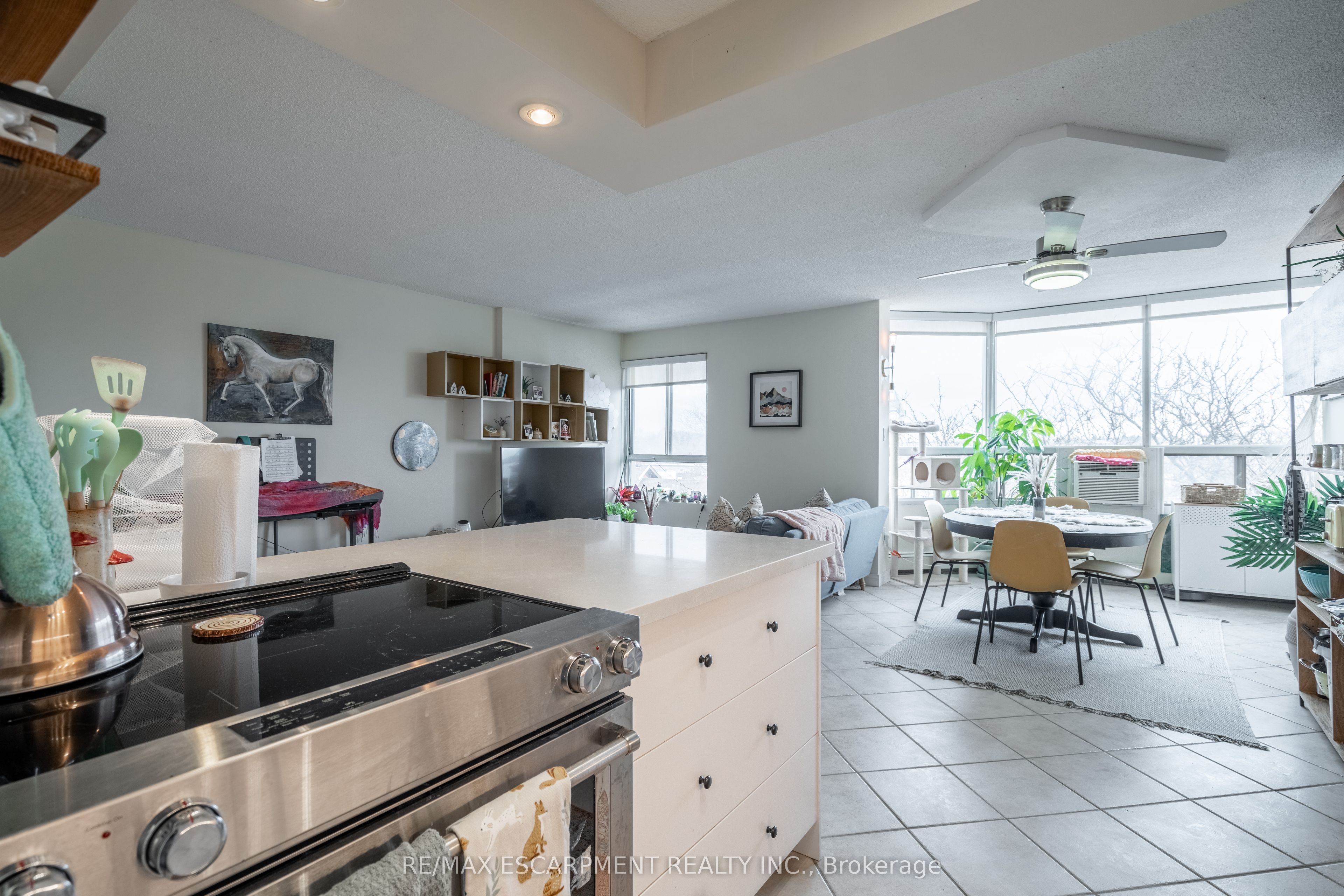 #413 - 10 John Street Property Photo 7